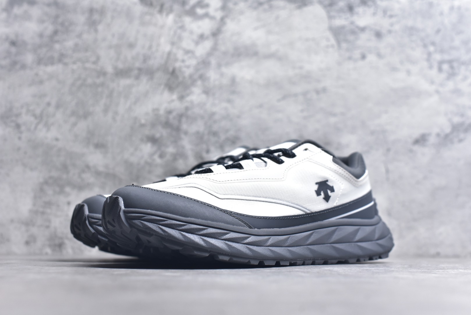 图片[2]-#DESCENTE Terrain D 迪桑特舒适柔软防滑耐磨低帮生活休闲鞋 DESCENTE（迪桑特）创立于1935年，品牌名取自法语词汇，意为“滑降”。品牌箭头标识代表滑雪的三种技术“高速直线滑行”、“穿越”和“侧滑”，也寓意品牌在打造高端专业运动产品中不断追求完美的创新精神，致力于成为中国高端专业滑雪、综训、女子、铁人三项、高尔夫的第一品牌。尺码：36-45-选品中心