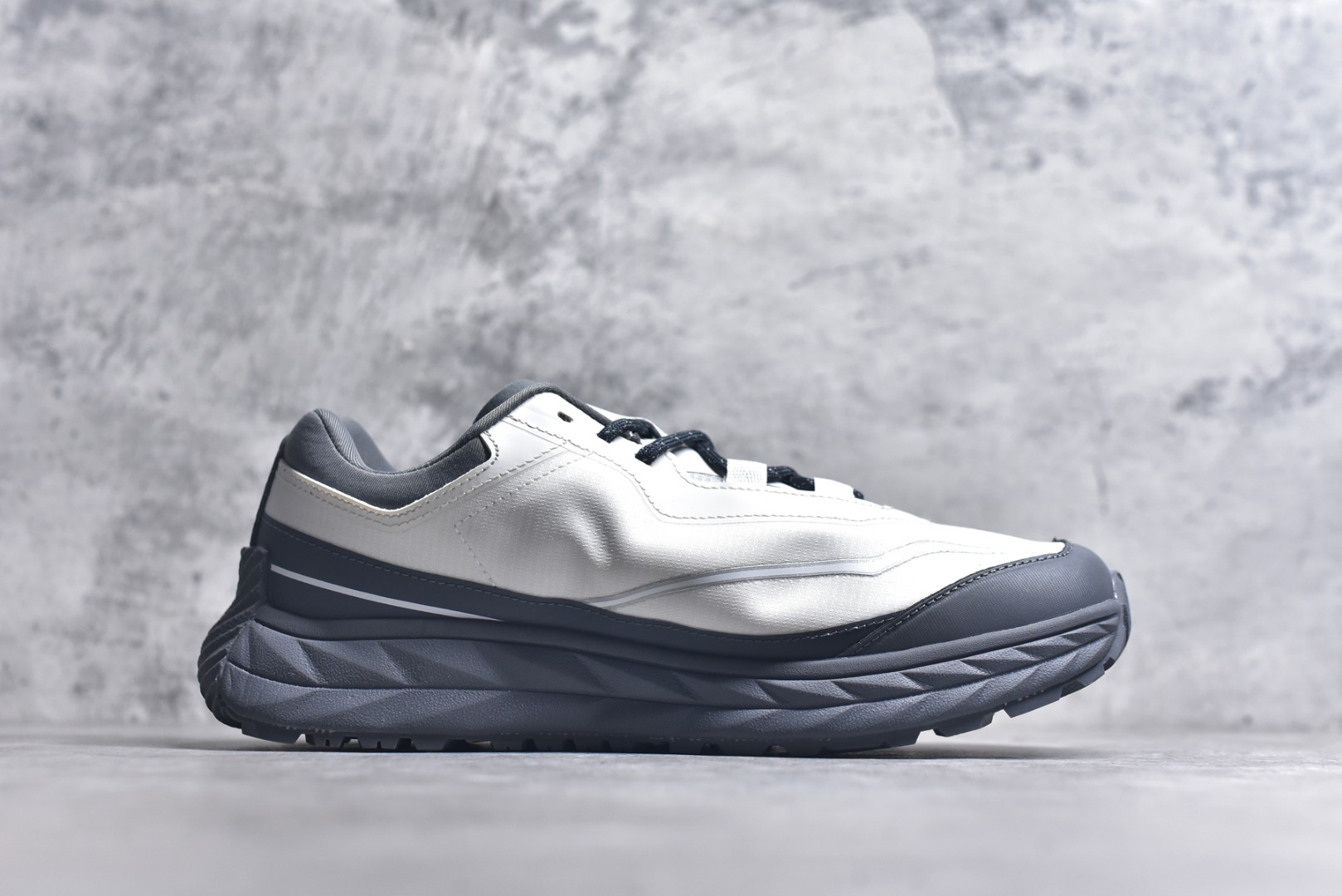 图片[3]-#DESCENTE Terrain D 迪桑特舒适柔软防滑耐磨低帮生活休闲鞋 DESCENTE（迪桑特）创立于1935年，品牌名取自法语词汇，意为“滑降”。品牌箭头标识代表滑雪的三种技术“高速直线滑行”、“穿越”和“侧滑”，也寓意品牌在打造高端专业运动产品中不断追求完美的创新精神，致力于成为中国高端专业滑雪、综训、女子、铁人三项、高尔夫的第一品牌。尺码：36-45-选品中心