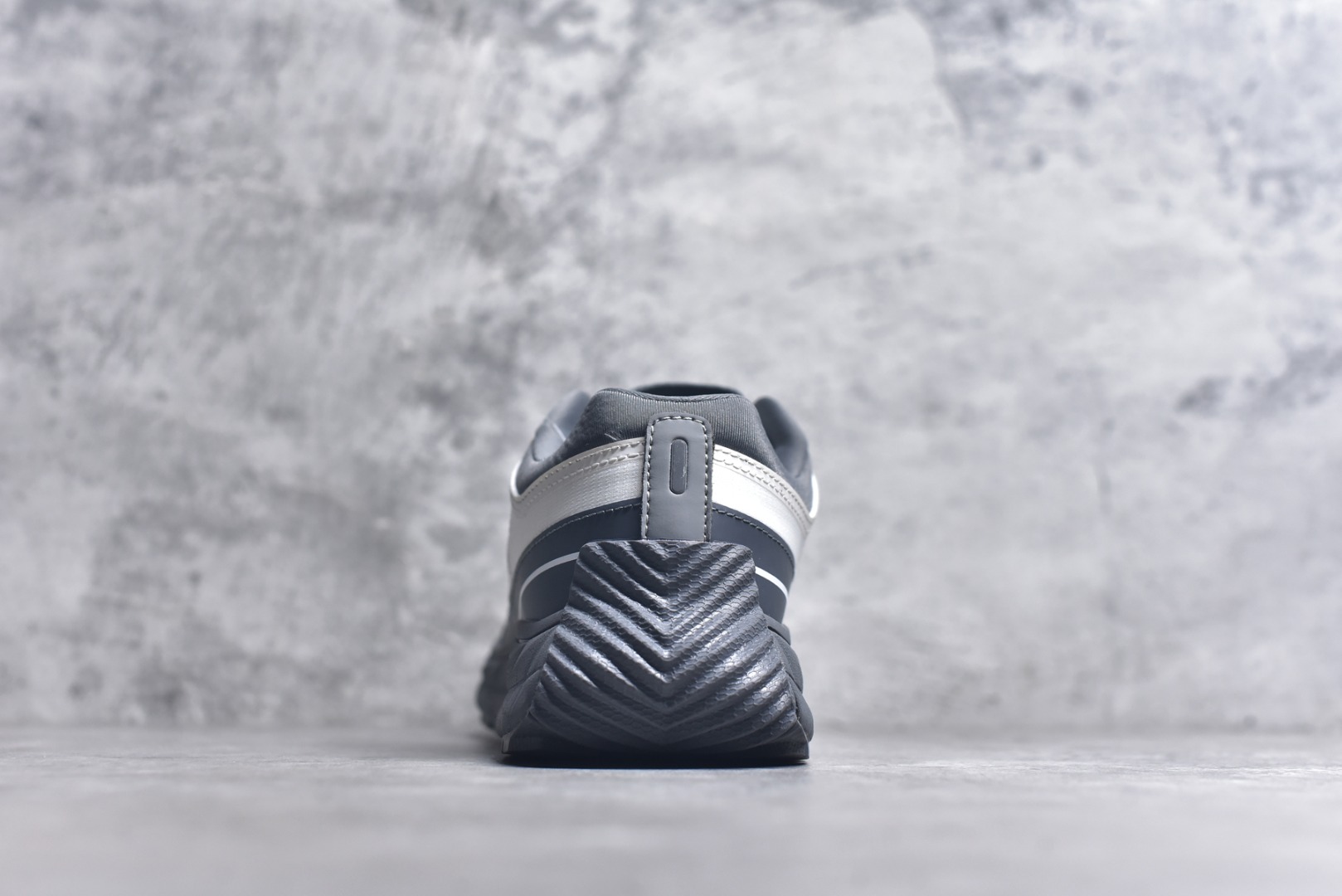 图片[5]-#DESCENTE Terrain D 迪桑特舒适柔软防滑耐磨低帮生活休闲鞋 DESCENTE（迪桑特）创立于1935年，品牌名取自法语词汇，意为“滑降”。品牌箭头标识代表滑雪的三种技术“高速直线滑行”、“穿越”和“侧滑”，也寓意品牌在打造高端专业运动产品中不断追求完美的创新精神，致力于成为中国高端专业滑雪、综训、女子、铁人三项、高尔夫的第一品牌。尺码：36-45-选品中心