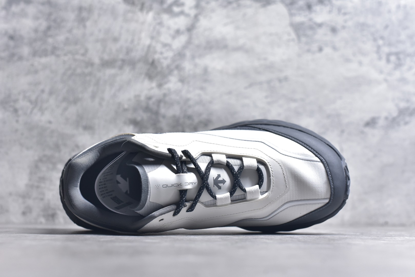 图片[4]-#DESCENTE Terrain D 迪桑特舒适柔软防滑耐磨低帮生活休闲鞋 DESCENTE（迪桑特）创立于1935年，品牌名取自法语词汇，意为“滑降”。品牌箭头标识代表滑雪的三种技术“高速直线滑行”、“穿越”和“侧滑”，也寓意品牌在打造高端专业运动产品中不断追求完美的创新精神，致力于成为中国高端专业滑雪、综训、女子、铁人三项、高尔夫的第一品牌。尺码：36-45-选品中心