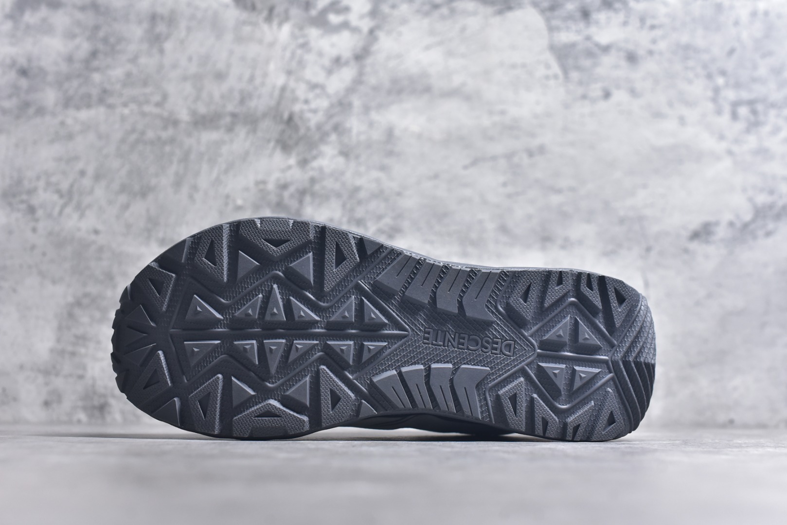 图片[6]-#DESCENTE Terrain D 迪桑特舒适柔软防滑耐磨低帮生活休闲鞋 DESCENTE（迪桑特）创立于1935年，品牌名取自法语词汇，意为“滑降”。品牌箭头标识代表滑雪的三种技术“高速直线滑行”、“穿越”和“侧滑”，也寓意品牌在打造高端专业运动产品中不断追求完美的创新精神，致力于成为中国高端专业滑雪、综训、女子、铁人三项、高尔夫的第一品牌。尺码：36-45-选品中心