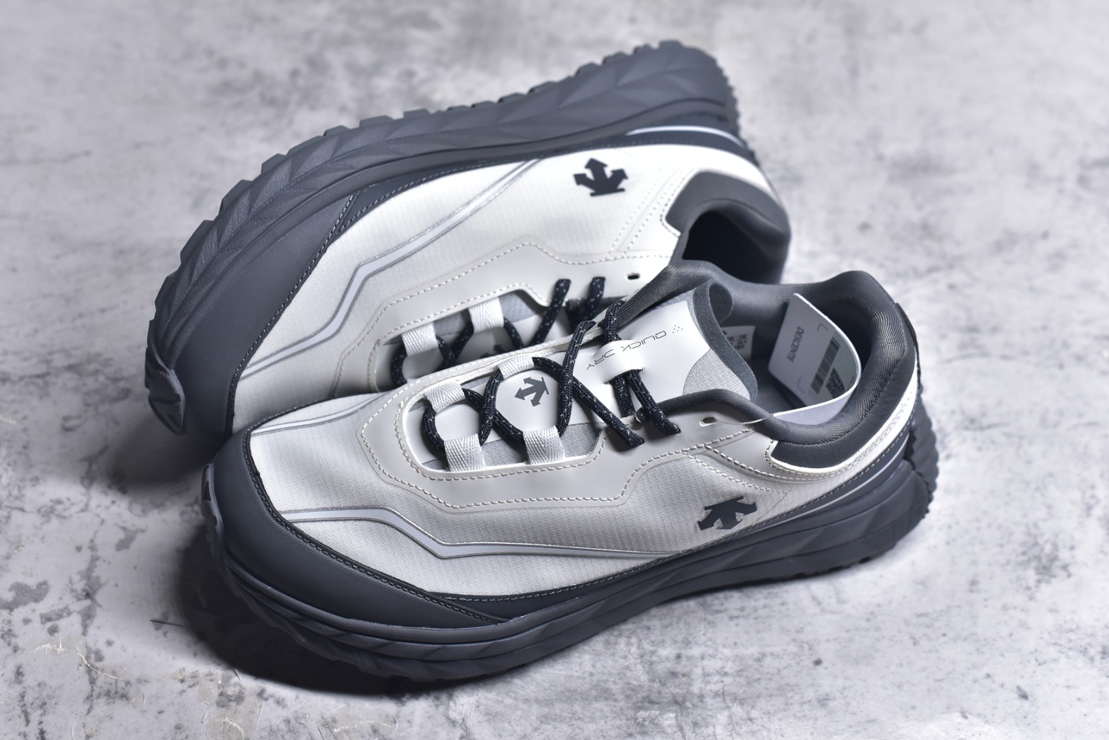 图片[7]-#DESCENTE Terrain D 迪桑特舒适柔软防滑耐磨低帮生活休闲鞋 DESCENTE（迪桑特）创立于1935年，品牌名取自法语词汇，意为“滑降”。品牌箭头标识代表滑雪的三种技术“高速直线滑行”、“穿越”和“侧滑”，也寓意品牌在打造高端专业运动产品中不断追求完美的创新精神，致力于成为中国高端专业滑雪、综训、女子、铁人三项、高尔夫的第一品牌。尺码：36-45-选品中心