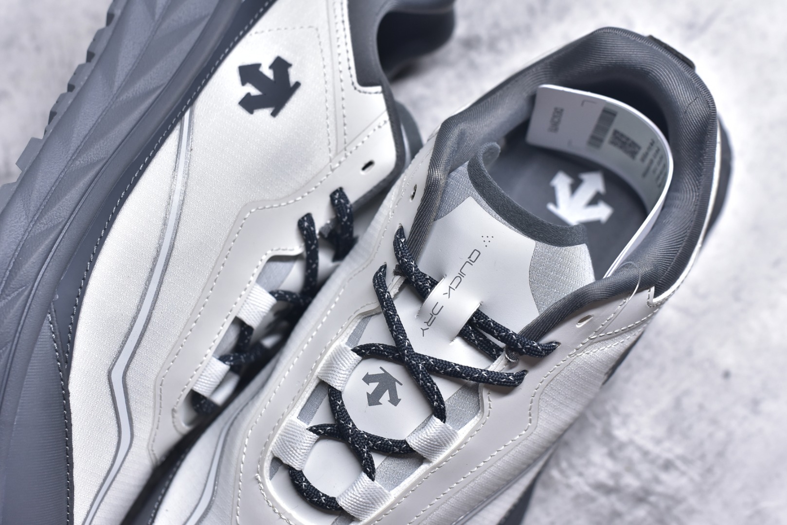 图片[9]-#DESCENTE Terrain D 迪桑特舒适柔软防滑耐磨低帮生活休闲鞋 DESCENTE（迪桑特）创立于1935年，品牌名取自法语词汇，意为“滑降”。品牌箭头标识代表滑雪的三种技术“高速直线滑行”、“穿越”和“侧滑”，也寓意品牌在打造高端专业运动产品中不断追求完美的创新精神，致力于成为中国高端专业滑雪、综训、女子、铁人三项、高尔夫的第一品牌。尺码：36-45-选品中心