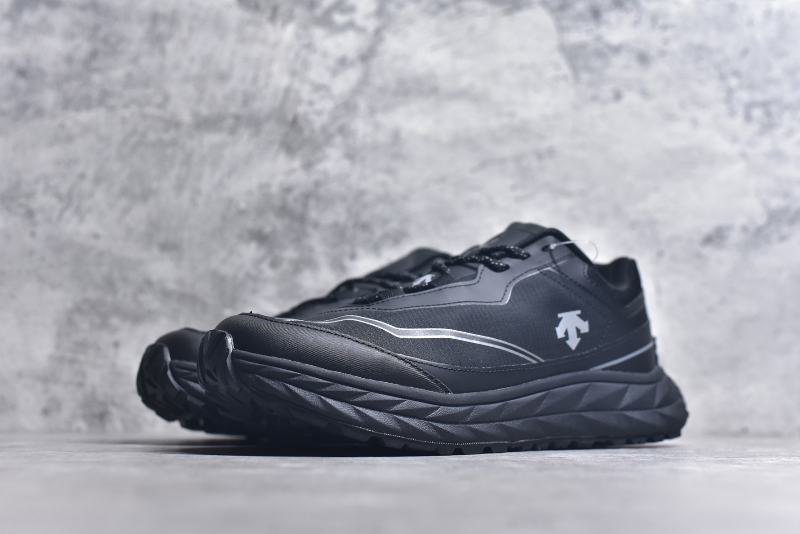 图片[2]-#DESCENTE Terrain D 迪桑特舒适柔软防滑耐磨低帮生活休闲鞋 DESCENTE（迪桑特）创立于1935年，品牌名取自法语词汇，意为“滑降”。品牌箭头标识代表滑雪的三种技术“高速直线滑行”、“穿越”和“侧滑”，也寓意品牌在打造高端专业运动产品中不断追求完美的创新精神，致力于成为中国高端专业滑雪、综训、女子、铁人三项、高尔夫的第一品牌。尺码：36-45-选品中心