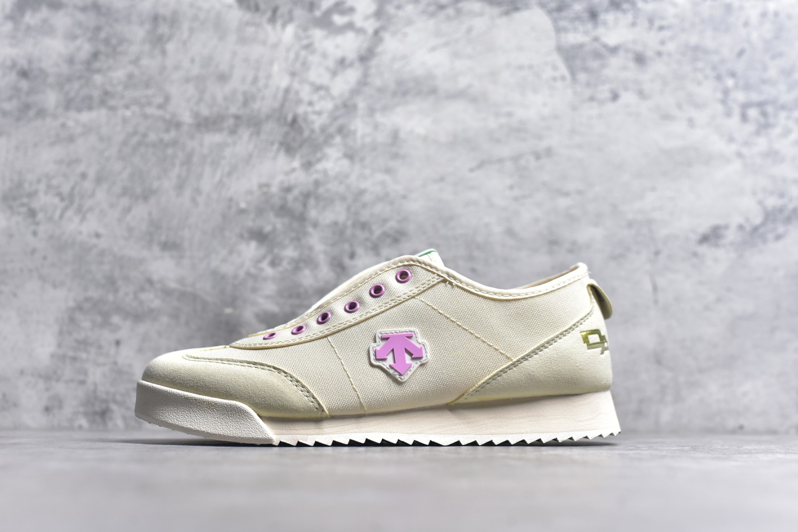 #DESCENTE Sport Style Chron Racer迪桑特舒适百搭防滑耐磨低帮生活休闲鞋 是一款集复古与现代于一体的低帮跑步鞋 简洁的牛皮鞋面不仅彰显出时尚的质感 还适用于多种场合的穿搭 这款鞋子的透气性能极佳 轻质弹性鞋底则提供了良好的舒适度和耐磨性 使你在行走或跑步时都能感受到脚底的柔软与支撑 尺码：36 36.5 37.5 38 38.5 39 40 40.5 41 42 42.5 43 44 44.5 45-选品中心