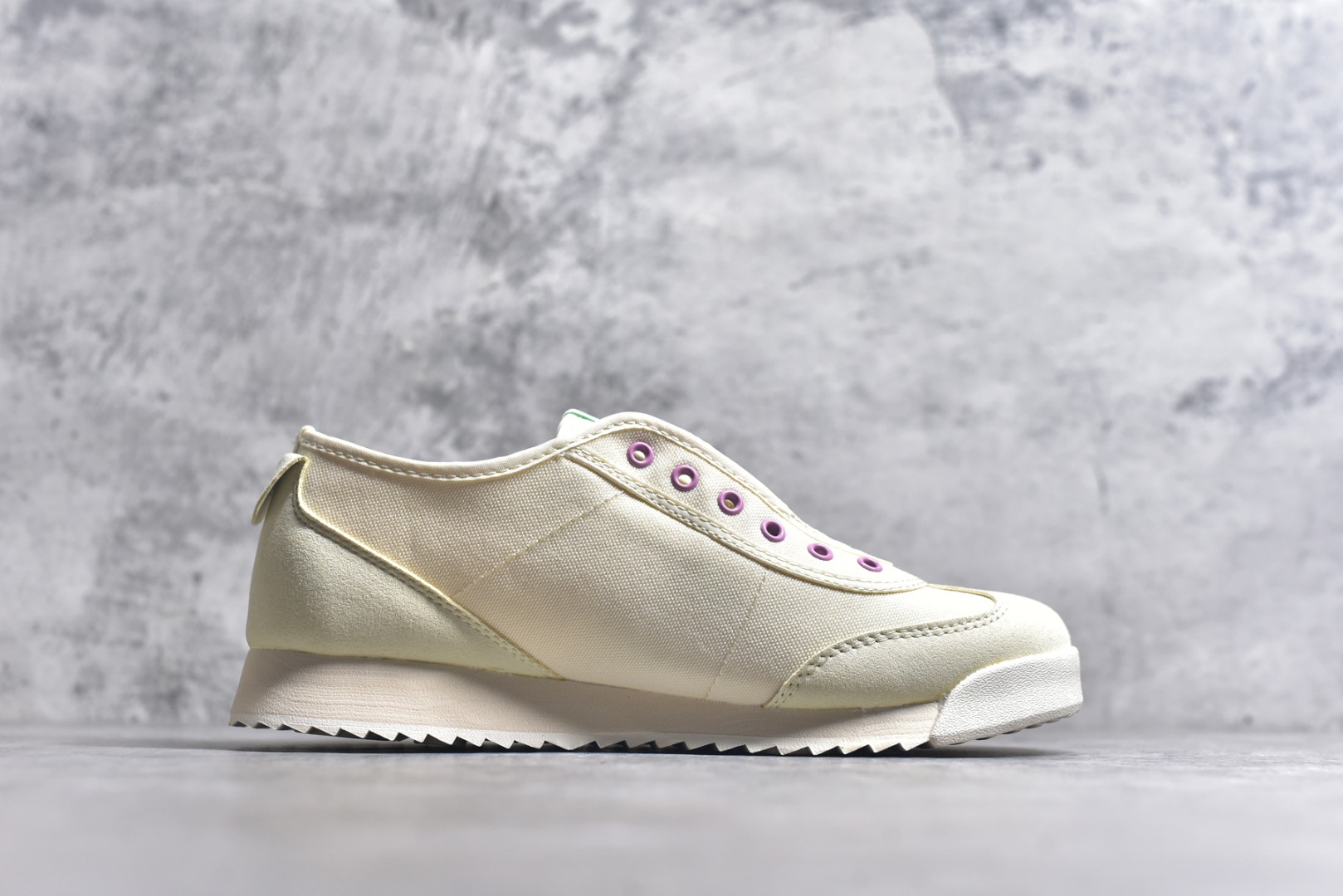 图片[3]-#DESCENTE Sport Style Chron Racer迪桑特舒适百搭防滑耐磨低帮生活休闲鞋 是一款集复古与现代于一体的低帮跑步鞋 简洁的牛皮鞋面不仅彰显出时尚的质感 还适用于多种场合的穿搭 这款鞋子的透气性能极佳 轻质弹性鞋底则提供了良好的舒适度和耐磨性 使你在行走或跑步时都能感受到脚底的柔软与支撑 尺码：36 36.5 37.5 38 38.5 39 40 40.5 41 42 42.5 43 44 44.5 45-选品中心