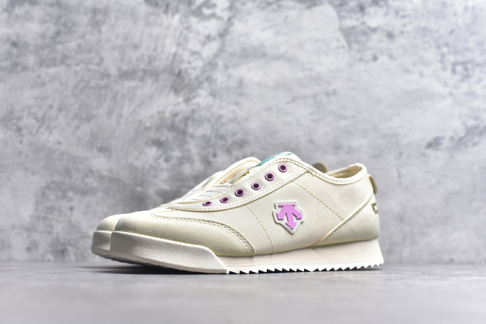 图片[2]-#DESCENTE Sport Style Chron Racer迪桑特舒适百搭防滑耐磨低帮生活休闲鞋 是一款集复古与现代于一体的低帮跑步鞋 简洁的牛皮鞋面不仅彰显出时尚的质感 还适用于多种场合的穿搭 这款鞋子的透气性能极佳 轻质弹性鞋底则提供了良好的舒适度和耐磨性 使你在行走或跑步时都能感受到脚底的柔软与支撑 尺码：36 36.5 37.5 38 38.5 39 40 40.5 41 42 42.5 43 44 44.5 45-选品中心