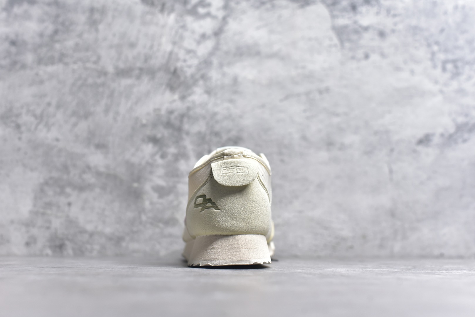 图片[5]-#DESCENTE Sport Style Chron Racer迪桑特舒适百搭防滑耐磨低帮生活休闲鞋 是一款集复古与现代于一体的低帮跑步鞋 简洁的牛皮鞋面不仅彰显出时尚的质感 还适用于多种场合的穿搭 这款鞋子的透气性能极佳 轻质弹性鞋底则提供了良好的舒适度和耐磨性 使你在行走或跑步时都能感受到脚底的柔软与支撑 尺码：36 36.5 37.5 38 38.5 39 40 40.5 41 42 42.5 43 44 44.5 45-选品中心