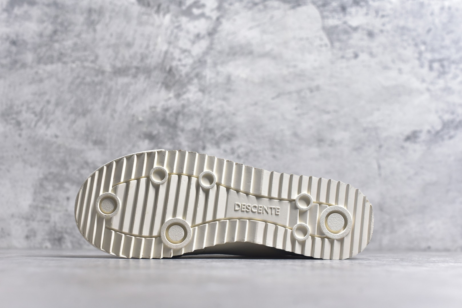 图片[6]-#DESCENTE Sport Style Chron Racer迪桑特舒适百搭防滑耐磨低帮生活休闲鞋 是一款集复古与现代于一体的低帮跑步鞋 简洁的牛皮鞋面不仅彰显出时尚的质感 还适用于多种场合的穿搭 这款鞋子的透气性能极佳 轻质弹性鞋底则提供了良好的舒适度和耐磨性 使你在行走或跑步时都能感受到脚底的柔软与支撑 尺码：36 36.5 37.5 38 38.5 39 40 40.5 41 42 42.5 43 44 44.5 45-选品中心