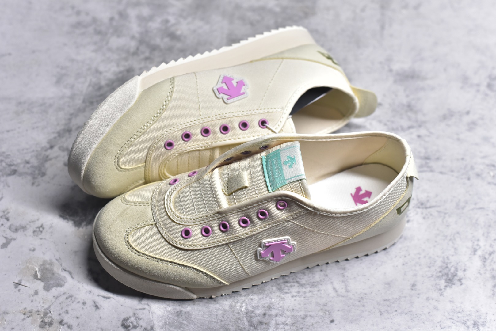 图片[7]-#DESCENTE Sport Style Chron Racer迪桑特舒适百搭防滑耐磨低帮生活休闲鞋 是一款集复古与现代于一体的低帮跑步鞋 简洁的牛皮鞋面不仅彰显出时尚的质感 还适用于多种场合的穿搭 这款鞋子的透气性能极佳 轻质弹性鞋底则提供了良好的舒适度和耐磨性 使你在行走或跑步时都能感受到脚底的柔软与支撑 尺码：36 36.5 37.5 38 38.5 39 40 40.5 41 42 42.5 43 44 44.5 45-选品中心