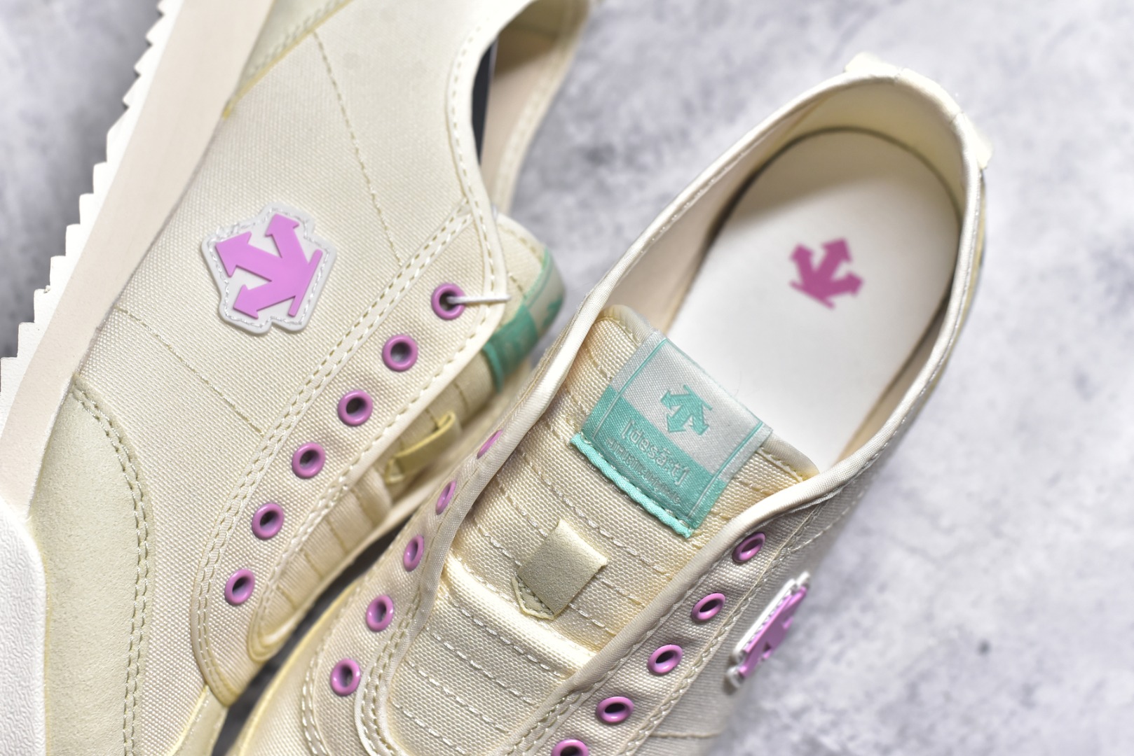 图片[9]-#DESCENTE Sport Style Chron Racer迪桑特舒适百搭防滑耐磨低帮生活休闲鞋 是一款集复古与现代于一体的低帮跑步鞋 简洁的牛皮鞋面不仅彰显出时尚的质感 还适用于多种场合的穿搭 这款鞋子的透气性能极佳 轻质弹性鞋底则提供了良好的舒适度和耐磨性 使你在行走或跑步时都能感受到脚底的柔软与支撑 尺码：36 36.5 37.5 38 38.5 39 40 40.5 41 42 42.5 43 44 44.5 45-选品中心