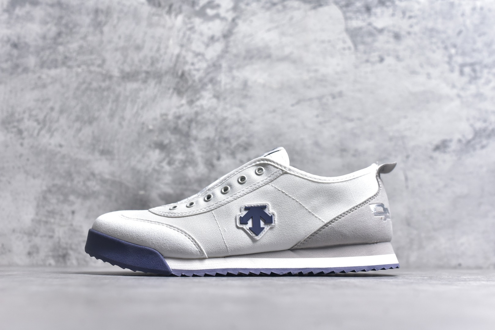 #DESCENTE Sport Style Chron Racer迪桑特舒适百搭防滑耐磨低帮生活休闲鞋 是一款集复古与现代于一体的低帮跑步鞋 简洁的牛皮鞋面不仅彰显出时尚的质感 还适用于多种场合的穿搭 这款鞋子的透气性能极佳 轻质弹性鞋底则提供了良好的舒适度和耐磨性 使你在行走或跑步时都能感受到脚底的柔软与支撑 尺码：36 36.5 37.5 38 38.5 39 40 40.5 41 42 42.5 43 44 44.5 45-选品中心