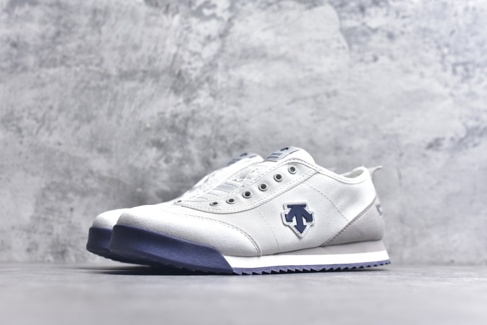 图片[2]-#DESCENTE Sport Style Chron Racer迪桑特舒适百搭防滑耐磨低帮生活休闲鞋 是一款集复古与现代于一体的低帮跑步鞋 简洁的牛皮鞋面不仅彰显出时尚的质感 还适用于多种场合的穿搭 这款鞋子的透气性能极佳 轻质弹性鞋底则提供了良好的舒适度和耐磨性 使你在行走或跑步时都能感受到脚底的柔软与支撑 尺码：36 36.5 37.5 38 38.5 39 40 40.5 41 42 42.5 43 44 44.5 45-选品中心