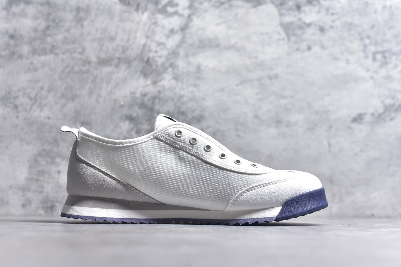 图片[3]-#DESCENTE Sport Style Chron Racer迪桑特舒适百搭防滑耐磨低帮生活休闲鞋 是一款集复古与现代于一体的低帮跑步鞋 简洁的牛皮鞋面不仅彰显出时尚的质感 还适用于多种场合的穿搭 这款鞋子的透气性能极佳 轻质弹性鞋底则提供了良好的舒适度和耐磨性 使你在行走或跑步时都能感受到脚底的柔软与支撑 尺码：36 36.5 37.5 38 38.5 39 40 40.5 41 42 42.5 43 44 44.5 45-选品中心