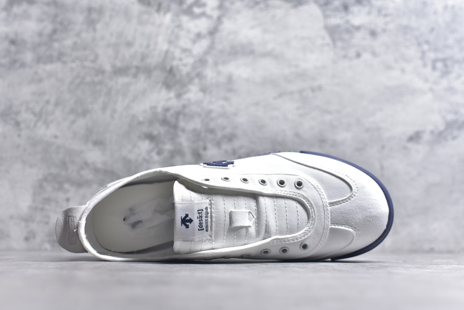 图片[4]-#DESCENTE Sport Style Chron Racer迪桑特舒适百搭防滑耐磨低帮生活休闲鞋 是一款集复古与现代于一体的低帮跑步鞋 简洁的牛皮鞋面不仅彰显出时尚的质感 还适用于多种场合的穿搭 这款鞋子的透气性能极佳 轻质弹性鞋底则提供了良好的舒适度和耐磨性 使你在行走或跑步时都能感受到脚底的柔软与支撑 尺码：36 36.5 37.5 38 38.5 39 40 40.5 41 42 42.5 43 44 44.5 45-选品中心