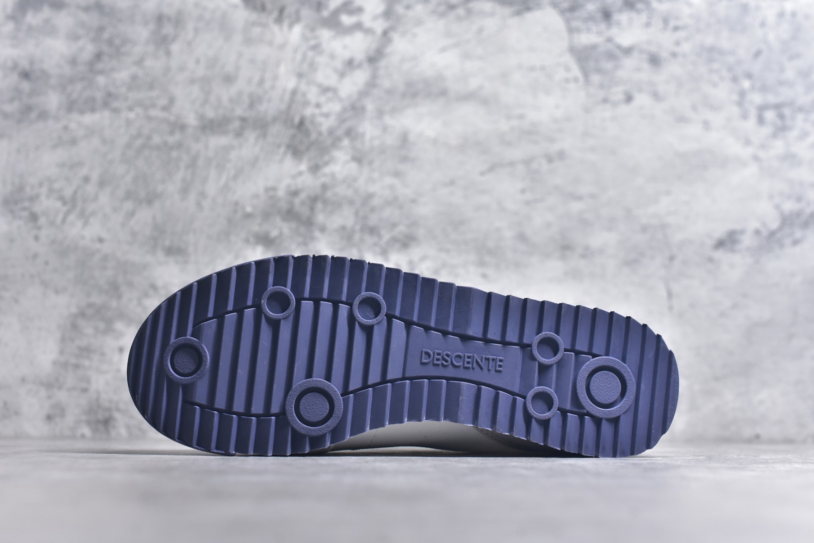 图片[6]-#DESCENTE Sport Style Chron Racer迪桑特舒适百搭防滑耐磨低帮生活休闲鞋 是一款集复古与现代于一体的低帮跑步鞋 简洁的牛皮鞋面不仅彰显出时尚的质感 还适用于多种场合的穿搭 这款鞋子的透气性能极佳 轻质弹性鞋底则提供了良好的舒适度和耐磨性 使你在行走或跑步时都能感受到脚底的柔软与支撑 尺码：36 36.5 37.5 38 38.5 39 40 40.5 41 42 42.5 43 44 44.5 45-选品中心