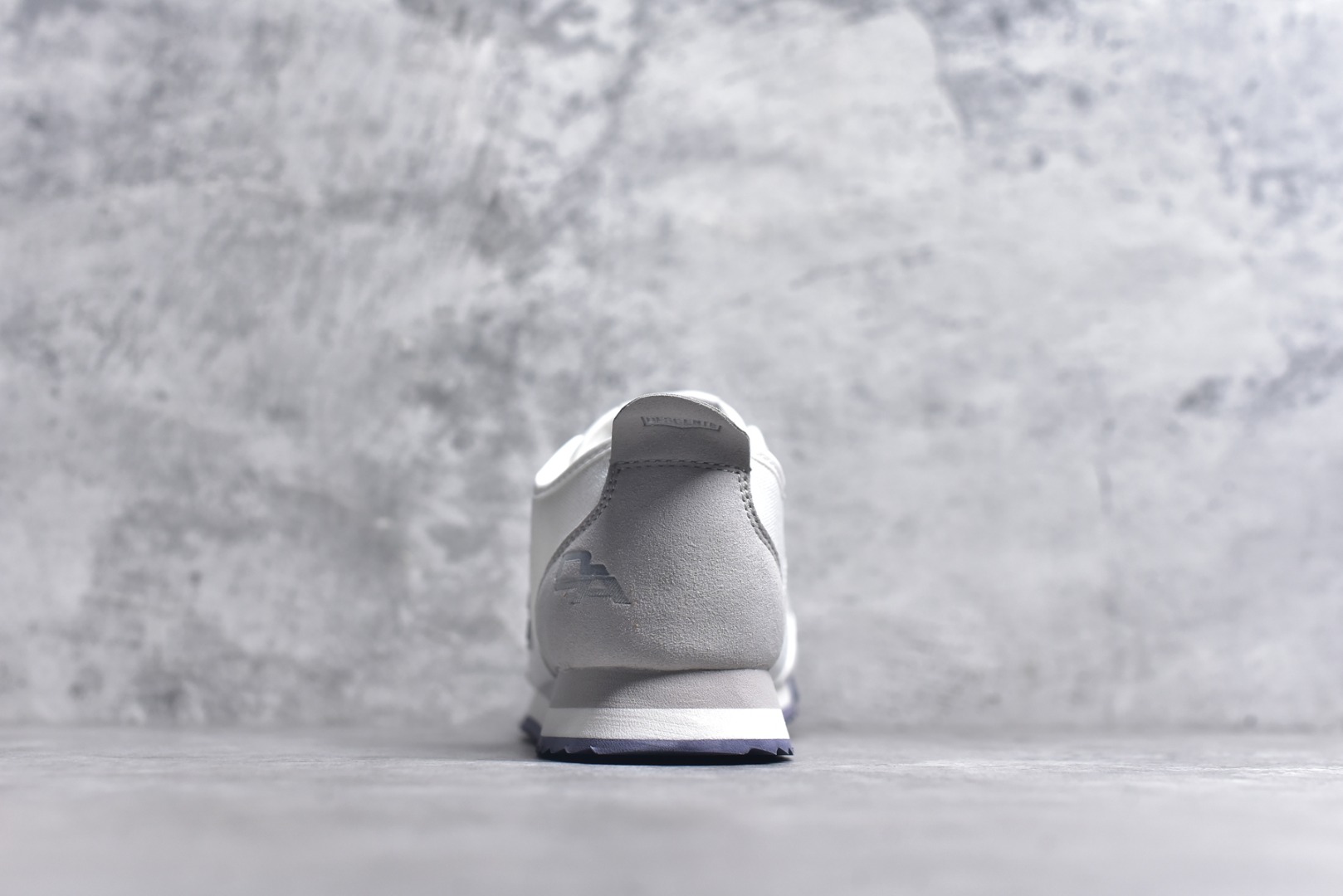 图片[5]-#DESCENTE Sport Style Chron Racer迪桑特舒适百搭防滑耐磨低帮生活休闲鞋 是一款集复古与现代于一体的低帮跑步鞋 简洁的牛皮鞋面不仅彰显出时尚的质感 还适用于多种场合的穿搭 这款鞋子的透气性能极佳 轻质弹性鞋底则提供了良好的舒适度和耐磨性 使你在行走或跑步时都能感受到脚底的柔软与支撑 尺码：36 36.5 37.5 38 38.5 39 40 40.5 41 42 42.5 43 44 44.5 45-选品中心