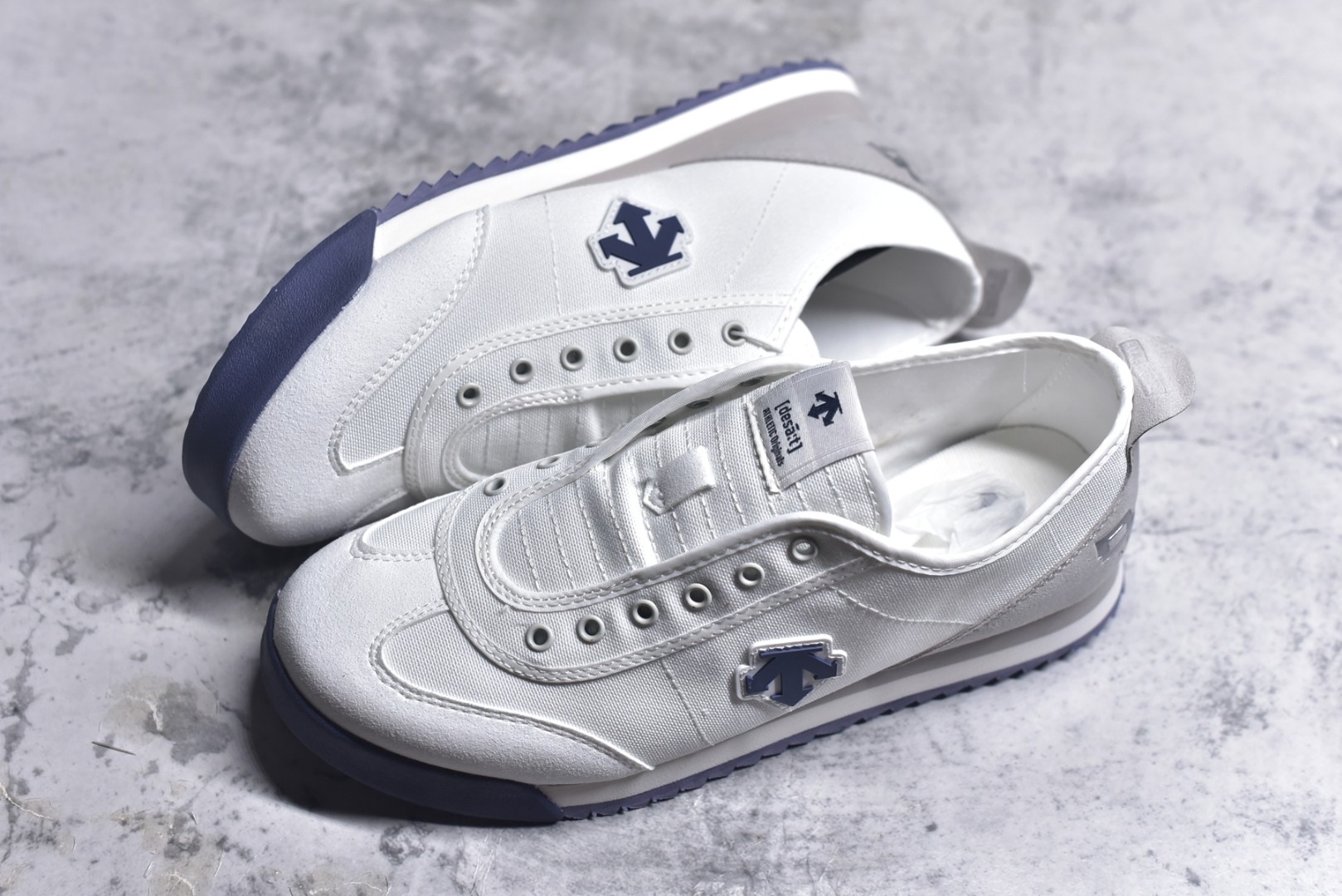 图片[7]-#DESCENTE Sport Style Chron Racer迪桑特舒适百搭防滑耐磨低帮生活休闲鞋 是一款集复古与现代于一体的低帮跑步鞋 简洁的牛皮鞋面不仅彰显出时尚的质感 还适用于多种场合的穿搭 这款鞋子的透气性能极佳 轻质弹性鞋底则提供了良好的舒适度和耐磨性 使你在行走或跑步时都能感受到脚底的柔软与支撑 尺码：36 36.5 37.5 38 38.5 39 40 40.5 41 42 42.5 43 44 44.5 45-选品中心