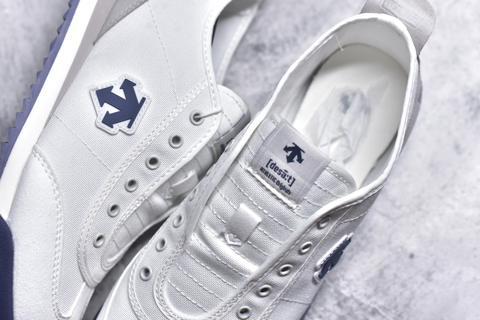 图片[9]-#DESCENTE Sport Style Chron Racer迪桑特舒适百搭防滑耐磨低帮生活休闲鞋 是一款集复古与现代于一体的低帮跑步鞋 简洁的牛皮鞋面不仅彰显出时尚的质感 还适用于多种场合的穿搭 这款鞋子的透气性能极佳 轻质弹性鞋底则提供了良好的舒适度和耐磨性 使你在行走或跑步时都能感受到脚底的柔软与支撑 尺码：36 36.5 37.5 38 38.5 39 40 40.5 41 42 42.5 43 44 44.5 45-选品中心