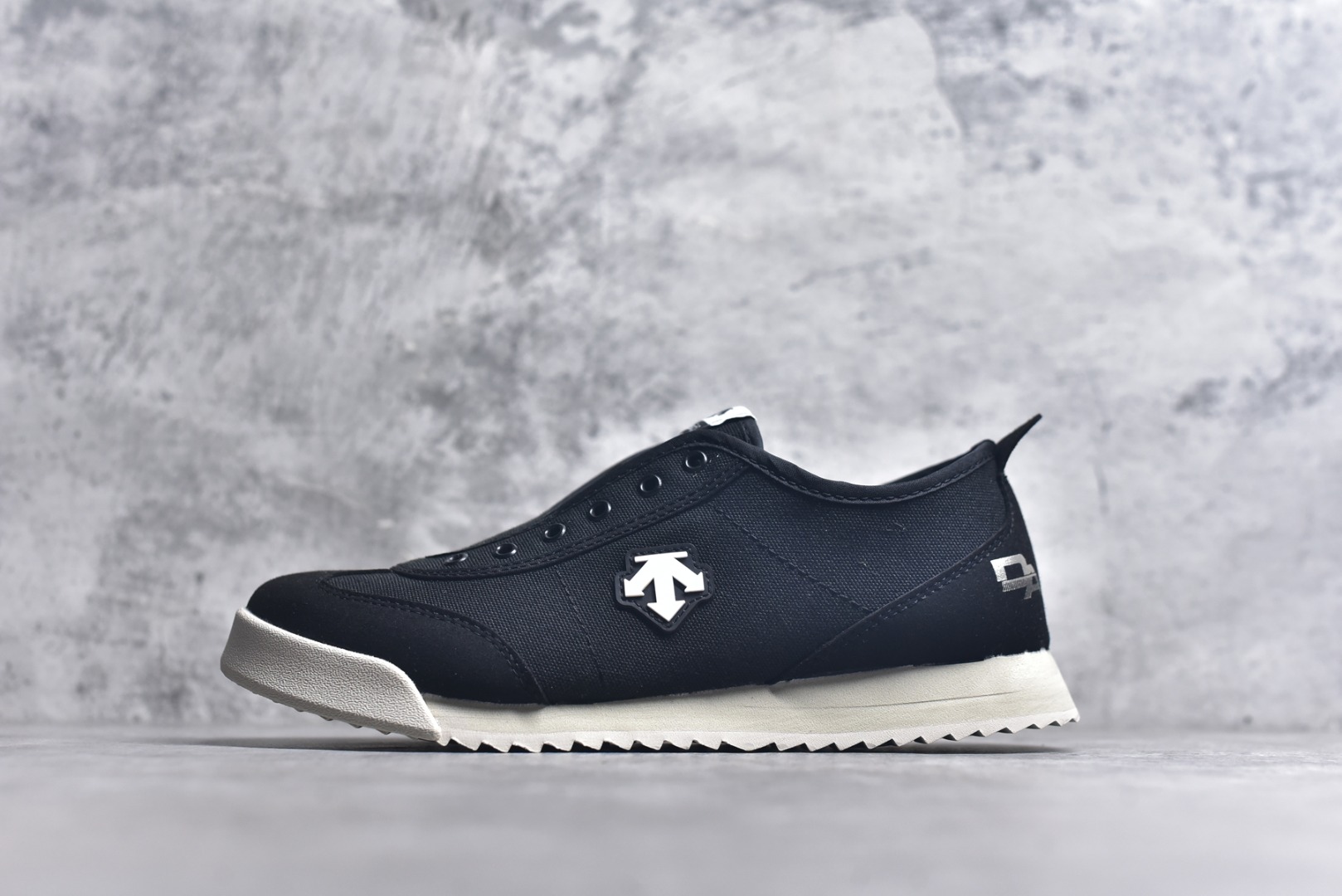 #DESCENTE Sport Style Chron Racer迪桑特舒适百搭防滑耐磨低帮生活休闲鞋 是一款集复古与现代于一体的低帮跑步鞋 简洁的牛皮鞋面不仅彰显出时尚的质感 还适用于多种场合的穿搭 这款鞋子的透气性能极佳 轻质弹性鞋底则提供了良好的舒适度和耐磨性 使你在行走或跑步时都能感受到脚底的柔软与支撑 尺码：36 36.5 37.5 38 38.5 39 40 40.5 41 42 42.5 43 44 44.5 45-选品中心