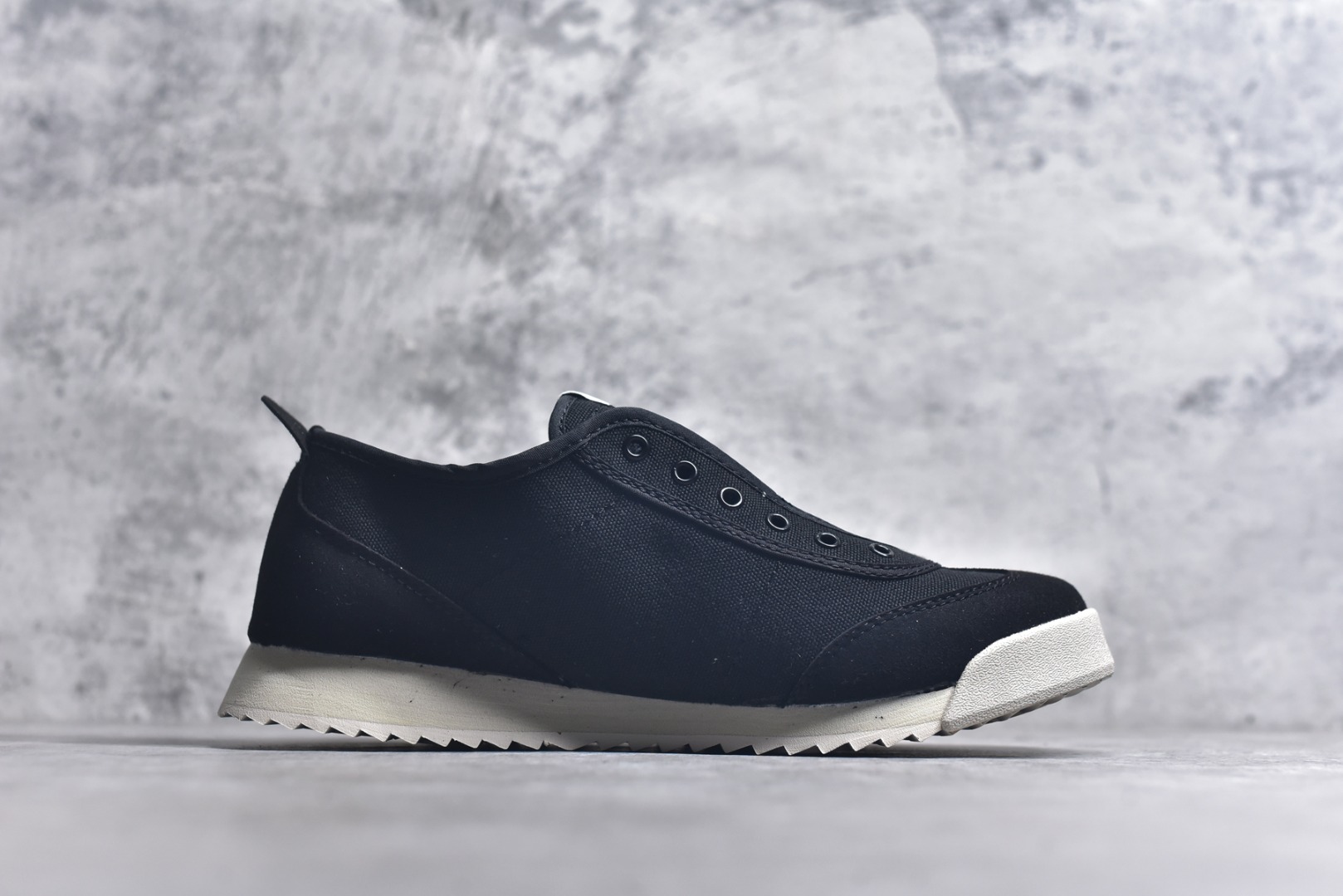 图片[3]-#DESCENTE Sport Style Chron Racer迪桑特舒适百搭防滑耐磨低帮生活休闲鞋 是一款集复古与现代于一体的低帮跑步鞋 简洁的牛皮鞋面不仅彰显出时尚的质感 还适用于多种场合的穿搭 这款鞋子的透气性能极佳 轻质弹性鞋底则提供了良好的舒适度和耐磨性 使你在行走或跑步时都能感受到脚底的柔软与支撑 尺码：36 36.5 37.5 38 38.5 39 40 40.5 41 42 42.5 43 44 44.5 45-选品中心