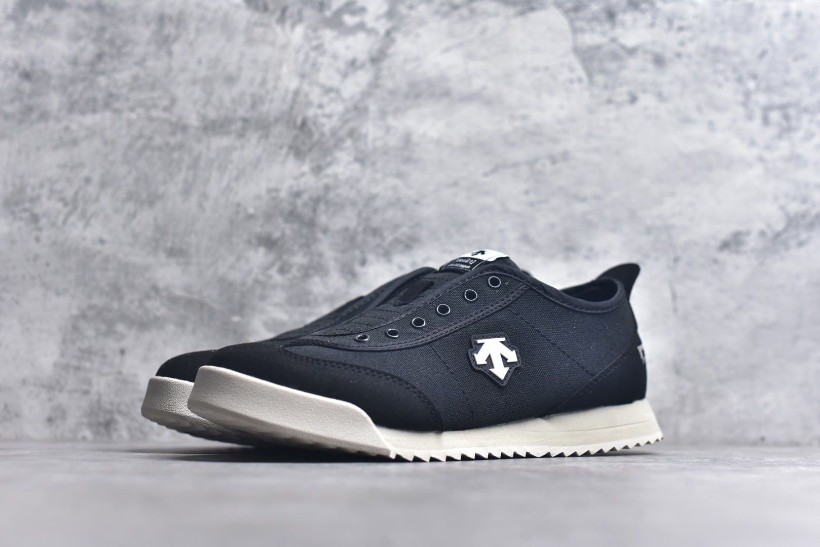 图片[2]-#DESCENTE Sport Style Chron Racer迪桑特舒适百搭防滑耐磨低帮生活休闲鞋 是一款集复古与现代于一体的低帮跑步鞋 简洁的牛皮鞋面不仅彰显出时尚的质感 还适用于多种场合的穿搭 这款鞋子的透气性能极佳 轻质弹性鞋底则提供了良好的舒适度和耐磨性 使你在行走或跑步时都能感受到脚底的柔软与支撑 尺码：36 36.5 37.5 38 38.5 39 40 40.5 41 42 42.5 43 44 44.5 45-选品中心