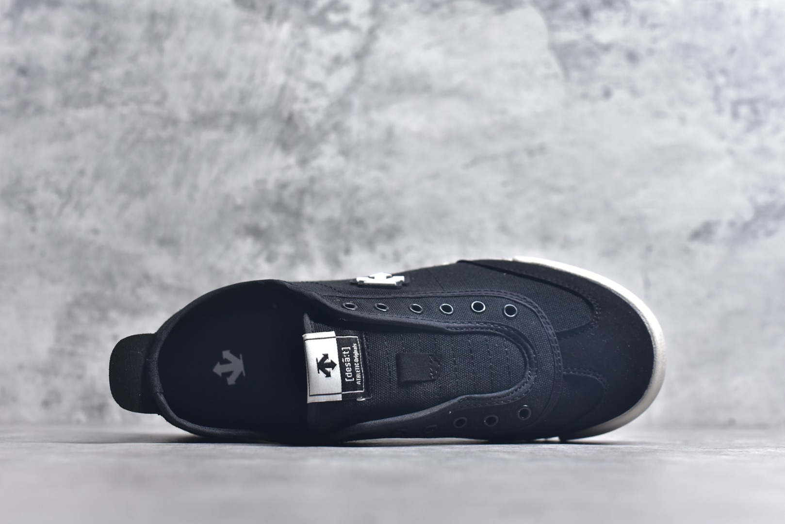 图片[4]-#DESCENTE Sport Style Chron Racer迪桑特舒适百搭防滑耐磨低帮生活休闲鞋 是一款集复古与现代于一体的低帮跑步鞋 简洁的牛皮鞋面不仅彰显出时尚的质感 还适用于多种场合的穿搭 这款鞋子的透气性能极佳 轻质弹性鞋底则提供了良好的舒适度和耐磨性 使你在行走或跑步时都能感受到脚底的柔软与支撑 尺码：36 36.5 37.5 38 38.5 39 40 40.5 41 42 42.5 43 44 44.5 45-选品中心