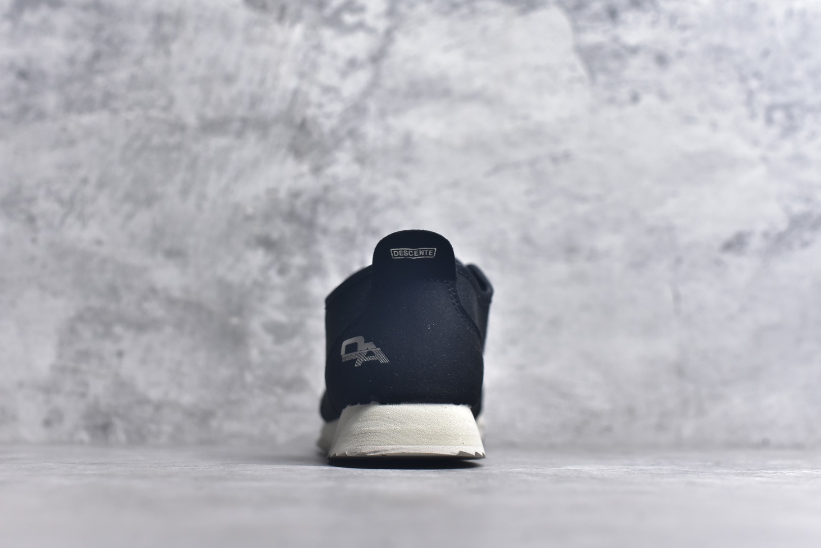 图片[5]-#DESCENTE Sport Style Chron Racer迪桑特舒适百搭防滑耐磨低帮生活休闲鞋 是一款集复古与现代于一体的低帮跑步鞋 简洁的牛皮鞋面不仅彰显出时尚的质感 还适用于多种场合的穿搭 这款鞋子的透气性能极佳 轻质弹性鞋底则提供了良好的舒适度和耐磨性 使你在行走或跑步时都能感受到脚底的柔软与支撑 尺码：36 36.5 37.5 38 38.5 39 40 40.5 41 42 42.5 43 44 44.5 45-选品中心