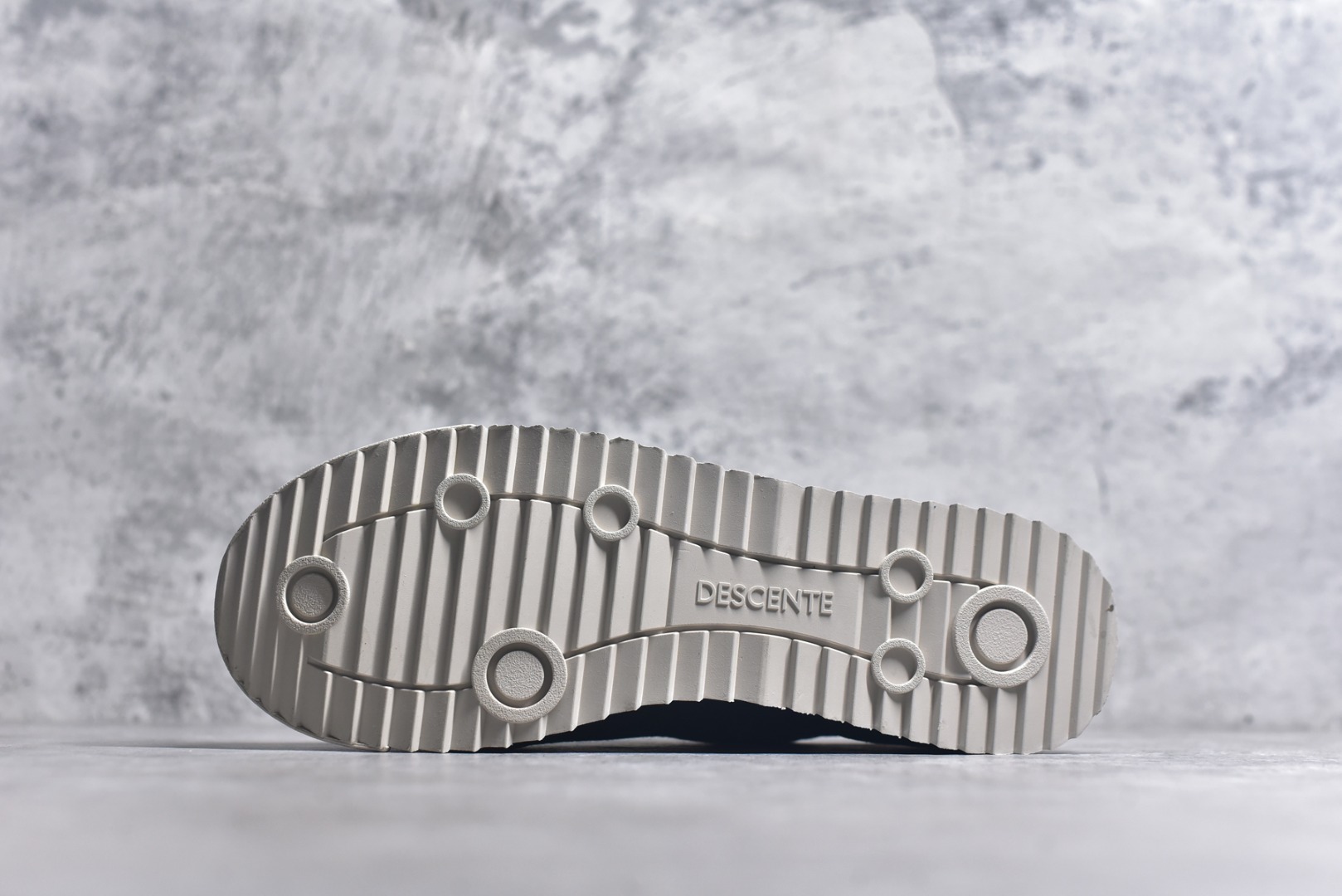 图片[6]-#DESCENTE Sport Style Chron Racer迪桑特舒适百搭防滑耐磨低帮生活休闲鞋 是一款集复古与现代于一体的低帮跑步鞋 简洁的牛皮鞋面不仅彰显出时尚的质感 还适用于多种场合的穿搭 这款鞋子的透气性能极佳 轻质弹性鞋底则提供了良好的舒适度和耐磨性 使你在行走或跑步时都能感受到脚底的柔软与支撑 尺码：36 36.5 37.5 38 38.5 39 40 40.5 41 42 42.5 43 44 44.5 45-选品中心