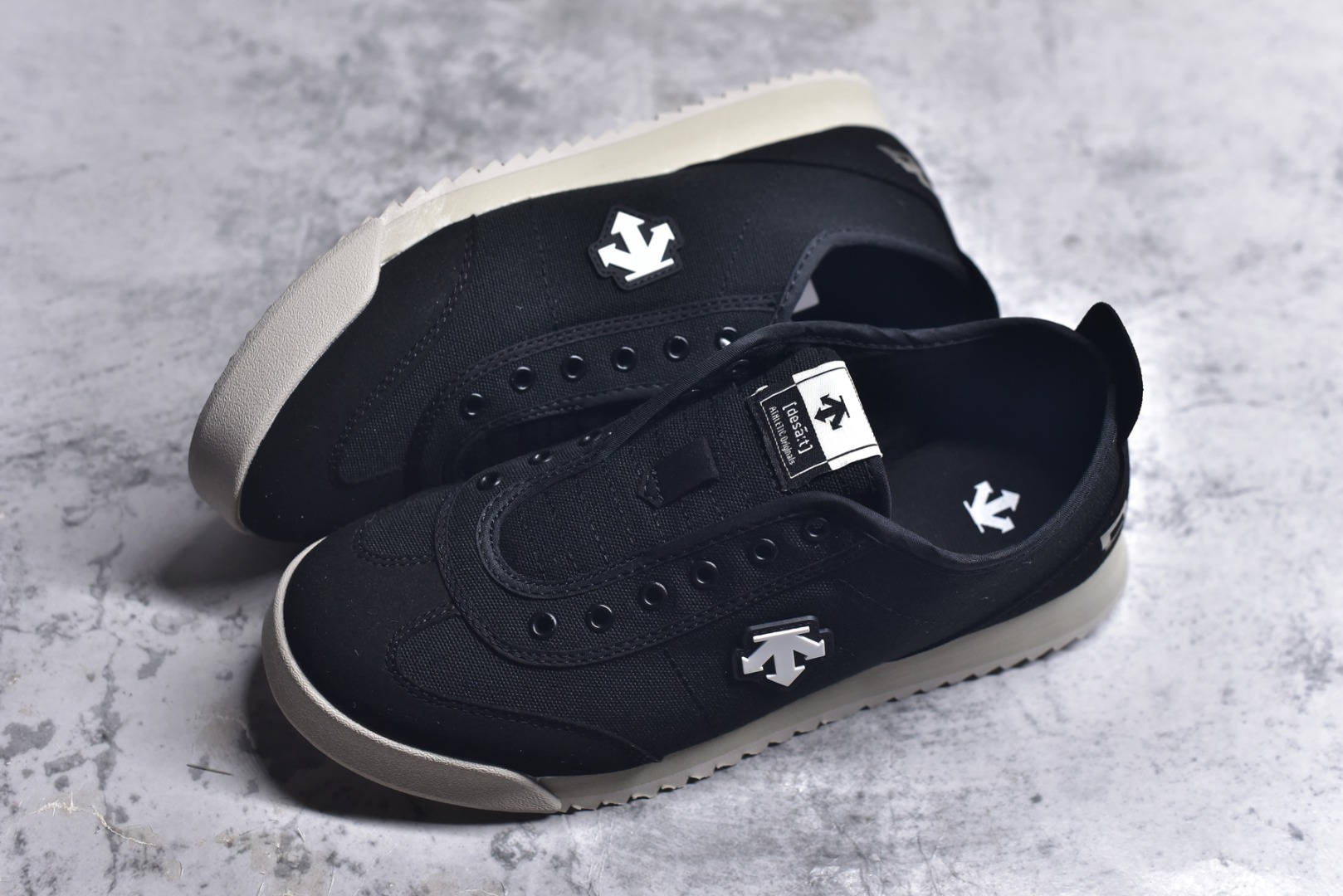 图片[7]-#DESCENTE Sport Style Chron Racer迪桑特舒适百搭防滑耐磨低帮生活休闲鞋 是一款集复古与现代于一体的低帮跑步鞋 简洁的牛皮鞋面不仅彰显出时尚的质感 还适用于多种场合的穿搭 这款鞋子的透气性能极佳 轻质弹性鞋底则提供了良好的舒适度和耐磨性 使你在行走或跑步时都能感受到脚底的柔软与支撑 尺码：36 36.5 37.5 38 38.5 39 40 40.5 41 42 42.5 43 44 44.5 45-选品中心