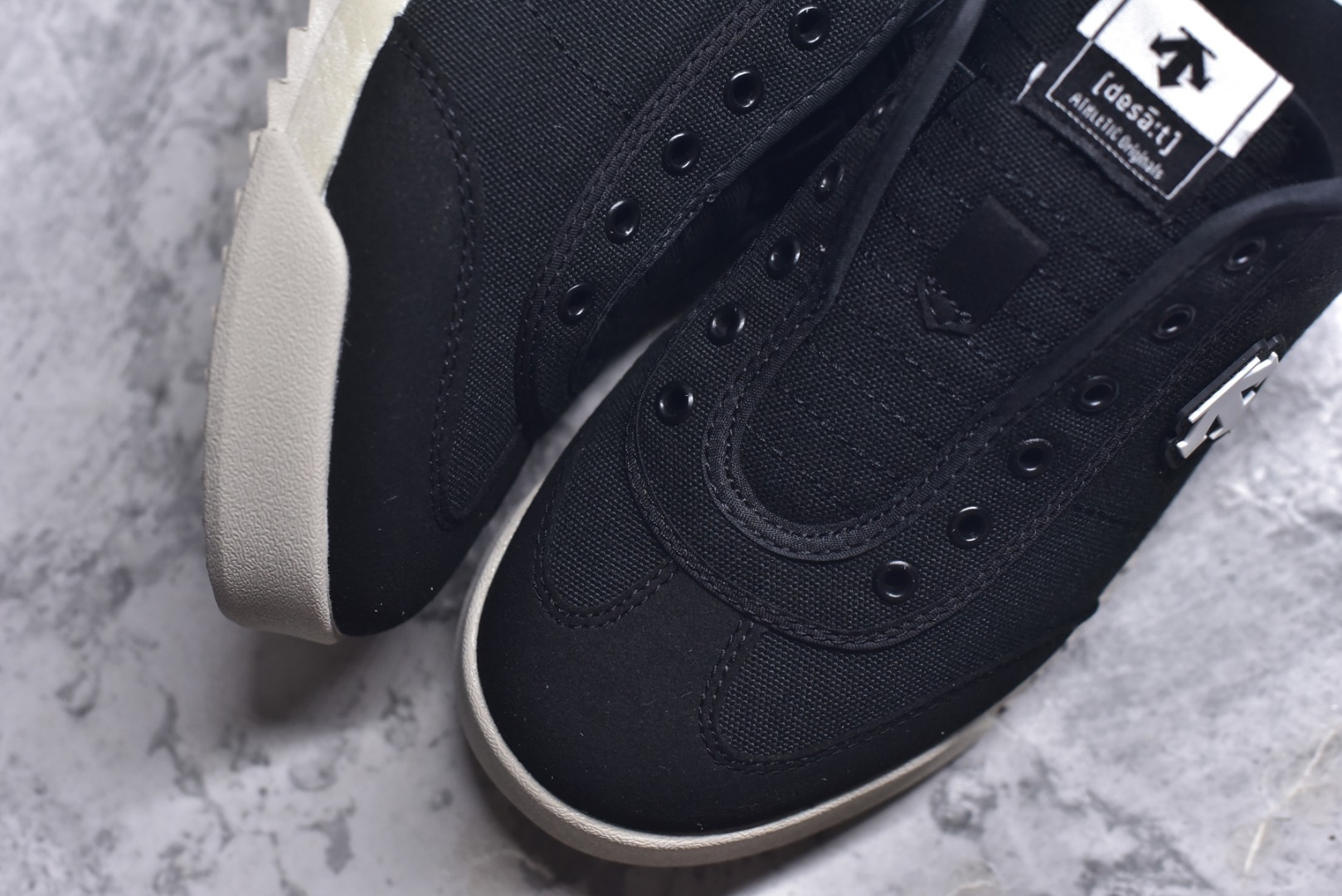 图片[8]-#DESCENTE Sport Style Chron Racer迪桑特舒适百搭防滑耐磨低帮生活休闲鞋 是一款集复古与现代于一体的低帮跑步鞋 简洁的牛皮鞋面不仅彰显出时尚的质感 还适用于多种场合的穿搭 这款鞋子的透气性能极佳 轻质弹性鞋底则提供了良好的舒适度和耐磨性 使你在行走或跑步时都能感受到脚底的柔软与支撑 尺码：36 36.5 37.5 38 38.5 39 40 40.5 41 42 42.5 43 44 44.5 45-选品中心