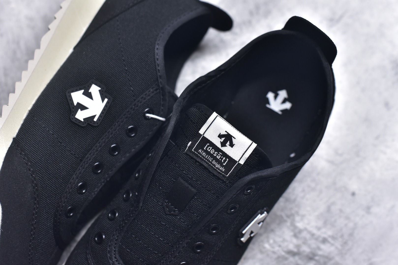 图片[9]-#DESCENTE Sport Style Chron Racer迪桑特舒适百搭防滑耐磨低帮生活休闲鞋 是一款集复古与现代于一体的低帮跑步鞋 简洁的牛皮鞋面不仅彰显出时尚的质感 还适用于多种场合的穿搭 这款鞋子的透气性能极佳 轻质弹性鞋底则提供了良好的舒适度和耐磨性 使你在行走或跑步时都能感受到脚底的柔软与支撑 尺码：36 36.5 37.5 38 38.5 39 40 40.5 41 42 42.5 43 44 44.5 45-选品中心