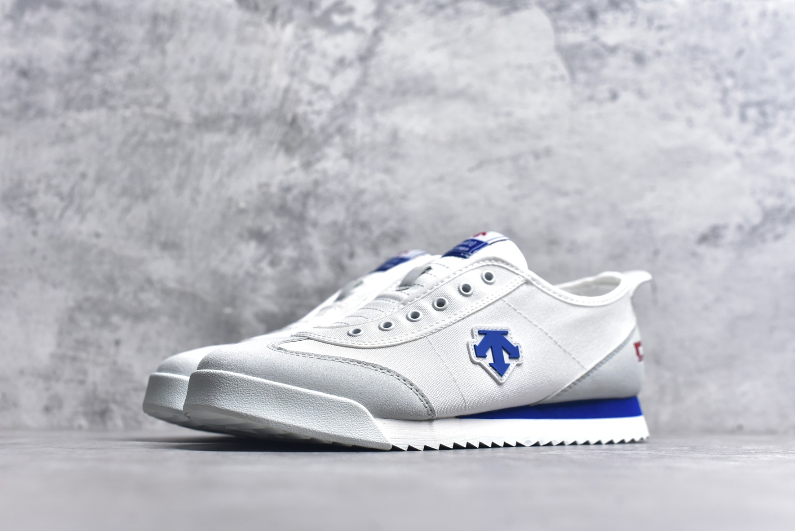 图片[2]-#DESCENTE Sport Style Chron Racer迪桑特舒适百搭防滑耐磨低帮生活休闲鞋 是一款集复古与现代于一体的低帮跑步鞋 简洁的牛皮鞋面不仅彰显出时尚的质感 还适用于多种场合的穿搭 这款鞋子的透气性能极佳 轻质弹性鞋底则提供了良好的舒适度和耐磨性 使你在行走或跑步时都能感受到脚底的柔软与支撑 尺码：36 36.5 37.5 38 38.5 39 40 40.5 41 42 42.5 43 44 44.5 45-选品中心