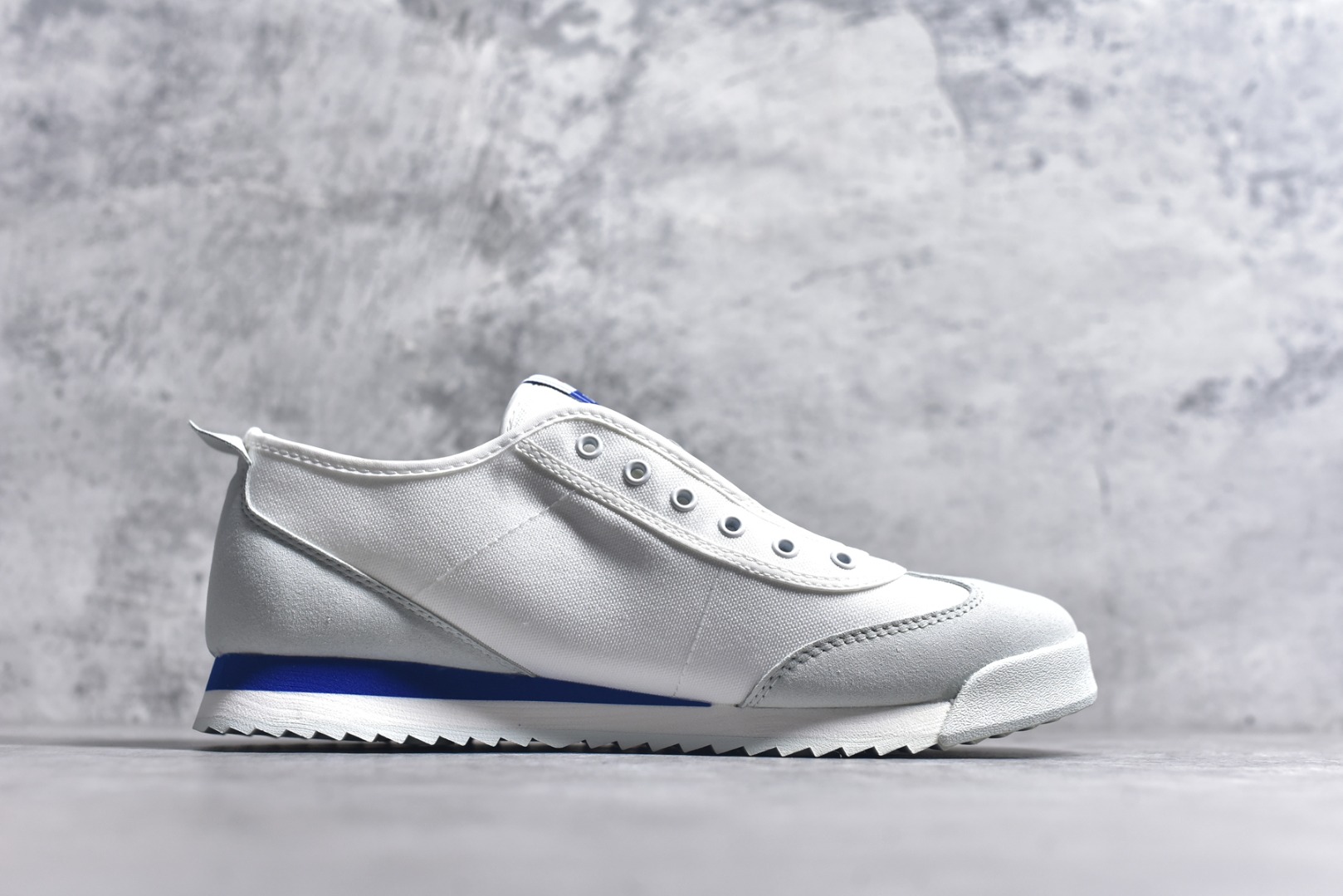 图片[3]-#DESCENTE Sport Style Chron Racer迪桑特舒适百搭防滑耐磨低帮生活休闲鞋 是一款集复古与现代于一体的低帮跑步鞋 简洁的牛皮鞋面不仅彰显出时尚的质感 还适用于多种场合的穿搭 这款鞋子的透气性能极佳 轻质弹性鞋底则提供了良好的舒适度和耐磨性 使你在行走或跑步时都能感受到脚底的柔软与支撑 尺码：36 36.5 37.5 38 38.5 39 40 40.5 41 42 42.5 43 44 44.5 45-选品中心