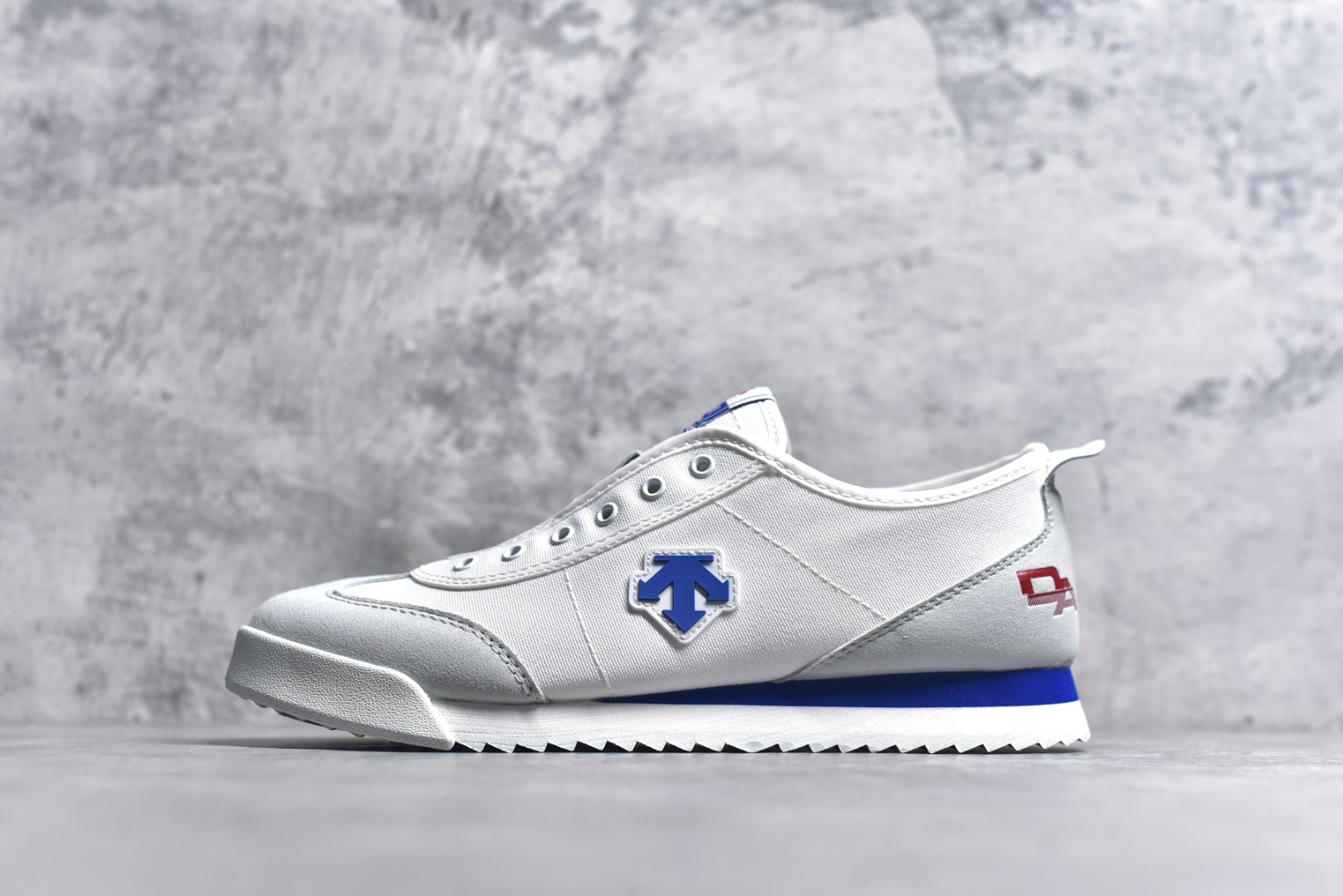 #DESCENTE Sport Style Chron Racer迪桑特舒适百搭防滑耐磨低帮生活休闲鞋 是一款集复古与现代于一体的低帮跑步鞋 简洁的牛皮鞋面不仅彰显出时尚的质感 还适用于多种场合的穿搭 这款鞋子的透气性能极佳 轻质弹性鞋底则提供了良好的舒适度和耐磨性 使你在行走或跑步时都能感受到脚底的柔软与支撑 尺码：36 36.5 37.5 38 38.5 39 40 40.5 41 42 42.5 43 44 44.5 45-选品中心