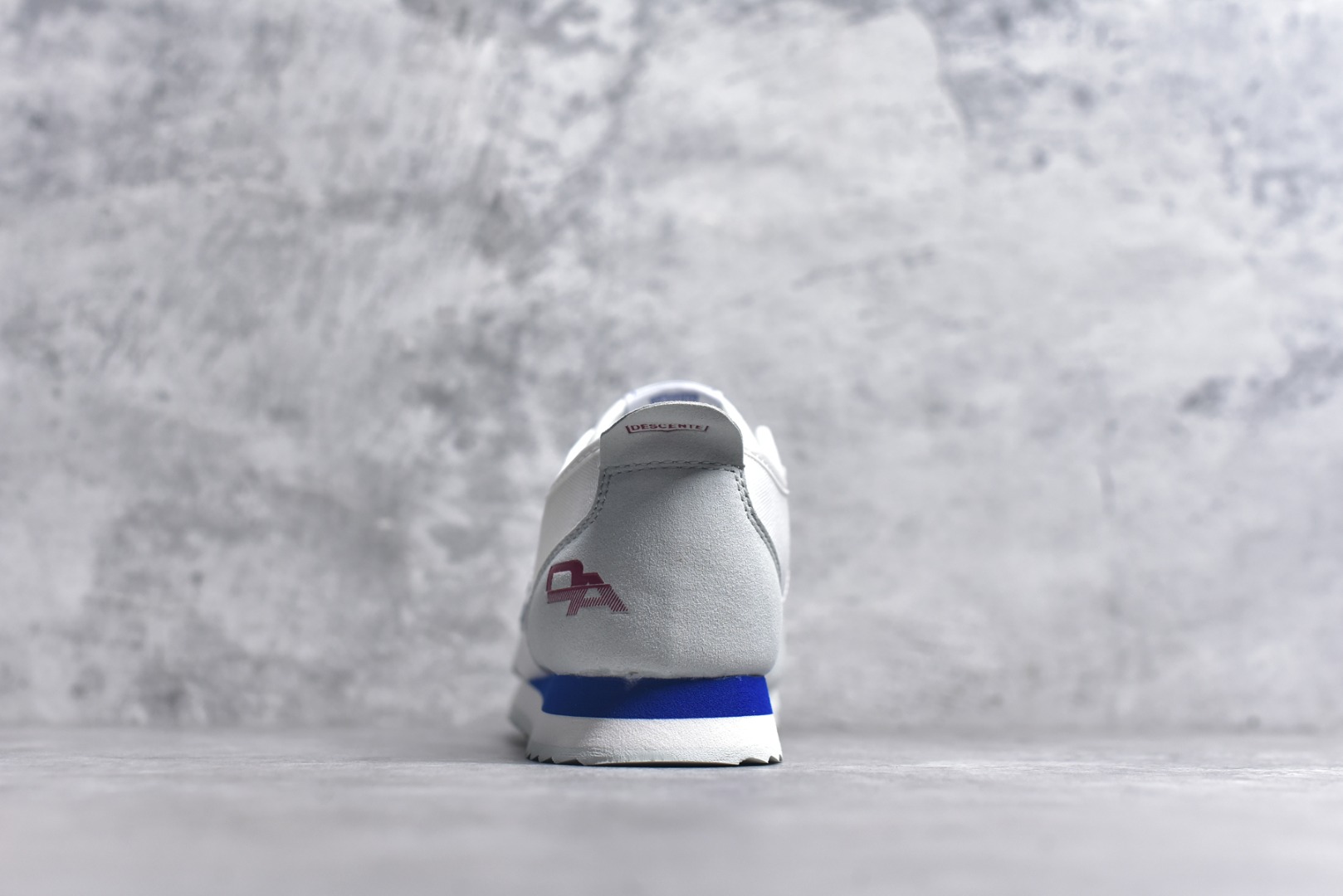 图片[5]-#DESCENTE Sport Style Chron Racer迪桑特舒适百搭防滑耐磨低帮生活休闲鞋 是一款集复古与现代于一体的低帮跑步鞋 简洁的牛皮鞋面不仅彰显出时尚的质感 还适用于多种场合的穿搭 这款鞋子的透气性能极佳 轻质弹性鞋底则提供了良好的舒适度和耐磨性 使你在行走或跑步时都能感受到脚底的柔软与支撑 尺码：36 36.5 37.5 38 38.5 39 40 40.5 41 42 42.5 43 44 44.5 45-选品中心