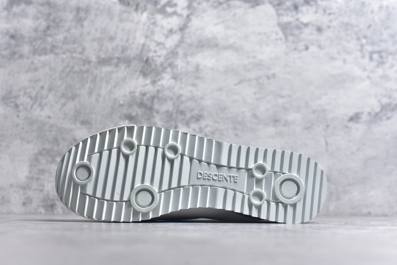 图片[6]-#DESCENTE Sport Style Chron Racer迪桑特舒适百搭防滑耐磨低帮生活休闲鞋 是一款集复古与现代于一体的低帮跑步鞋 简洁的牛皮鞋面不仅彰显出时尚的质感 还适用于多种场合的穿搭 这款鞋子的透气性能极佳 轻质弹性鞋底则提供了良好的舒适度和耐磨性 使你在行走或跑步时都能感受到脚底的柔软与支撑 尺码：36 36.5 37.5 38 38.5 39 40 40.5 41 42 42.5 43 44 44.5 45-选品中心