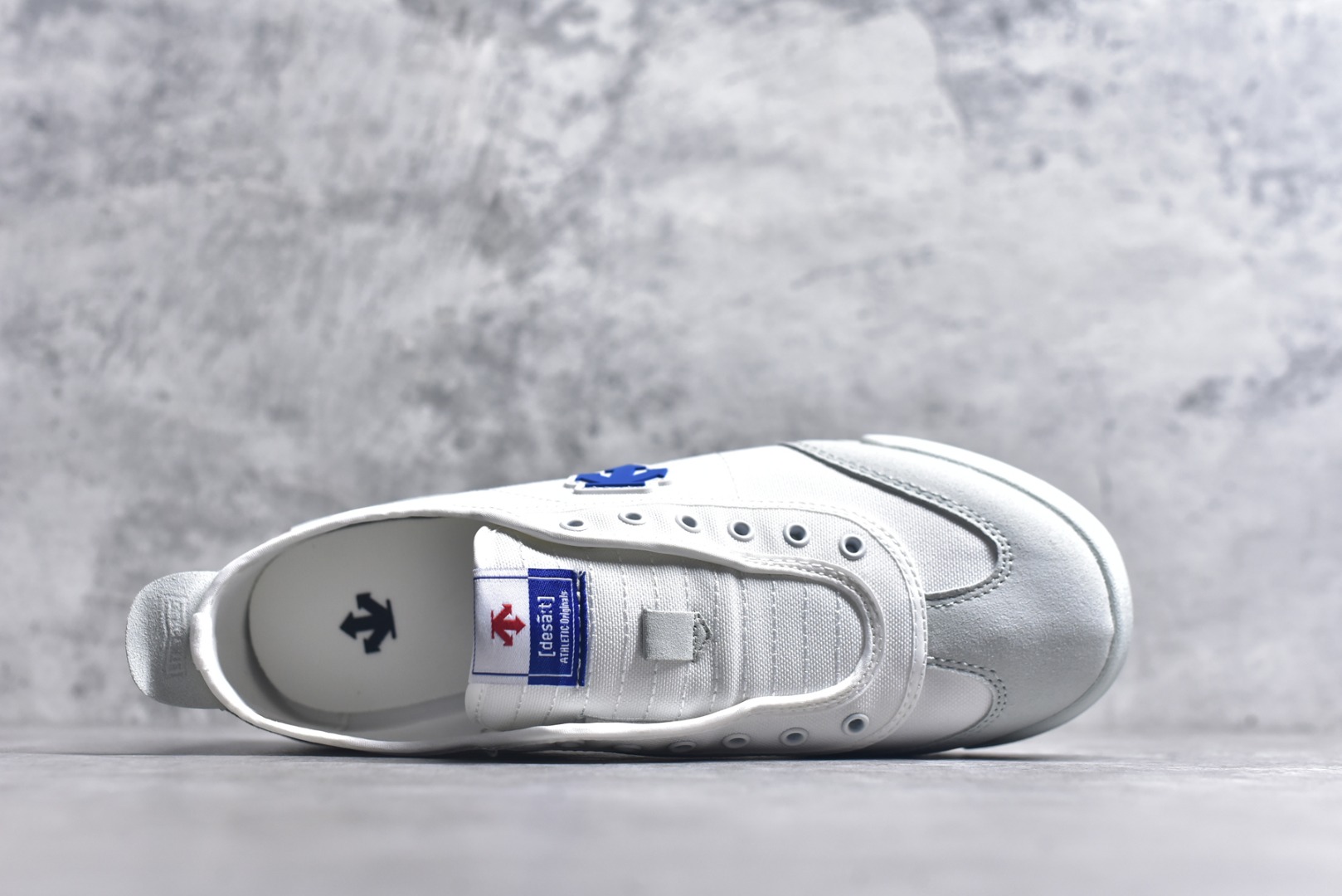 图片[4]-#DESCENTE Sport Style Chron Racer迪桑特舒适百搭防滑耐磨低帮生活休闲鞋 是一款集复古与现代于一体的低帮跑步鞋 简洁的牛皮鞋面不仅彰显出时尚的质感 还适用于多种场合的穿搭 这款鞋子的透气性能极佳 轻质弹性鞋底则提供了良好的舒适度和耐磨性 使你在行走或跑步时都能感受到脚底的柔软与支撑 尺码：36 36.5 37.5 38 38.5 39 40 40.5 41 42 42.5 43 44 44.5 45-选品中心