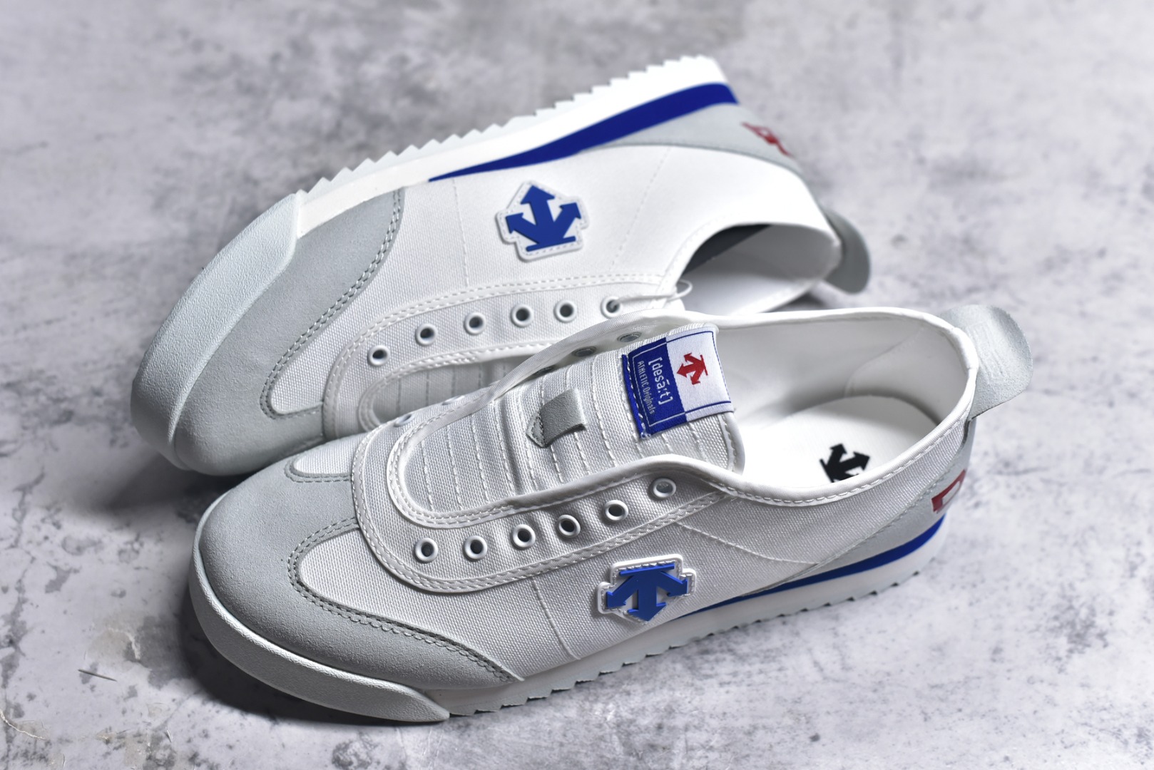 图片[7]-#DESCENTE Sport Style Chron Racer迪桑特舒适百搭防滑耐磨低帮生活休闲鞋 是一款集复古与现代于一体的低帮跑步鞋 简洁的牛皮鞋面不仅彰显出时尚的质感 还适用于多种场合的穿搭 这款鞋子的透气性能极佳 轻质弹性鞋底则提供了良好的舒适度和耐磨性 使你在行走或跑步时都能感受到脚底的柔软与支撑 尺码：36 36.5 37.5 38 38.5 39 40 40.5 41 42 42.5 43 44 44.5 45-选品中心