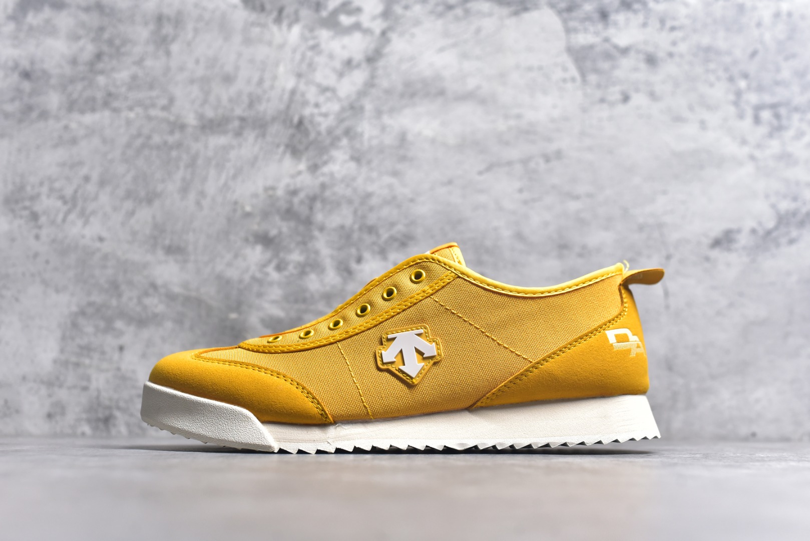 #DESCENTE Sport Style Chron Racer迪桑特舒适百搭防滑耐磨低帮生活休闲鞋 是一款集复古与现代于一体的低帮跑步鞋 简洁的牛皮鞋面不仅彰显出时尚的质感 还适用于多种场合的穿搭 这款鞋子的透气性能极佳 轻质弹性鞋底则提供了良好的舒适度和耐磨性 使你在行走或跑步时都能感受到脚底的柔软与支撑 尺码：36 36.5 37.5 38 38.5 39 40 40.5 41 42 42.5 43 44 44.5 45-选品中心