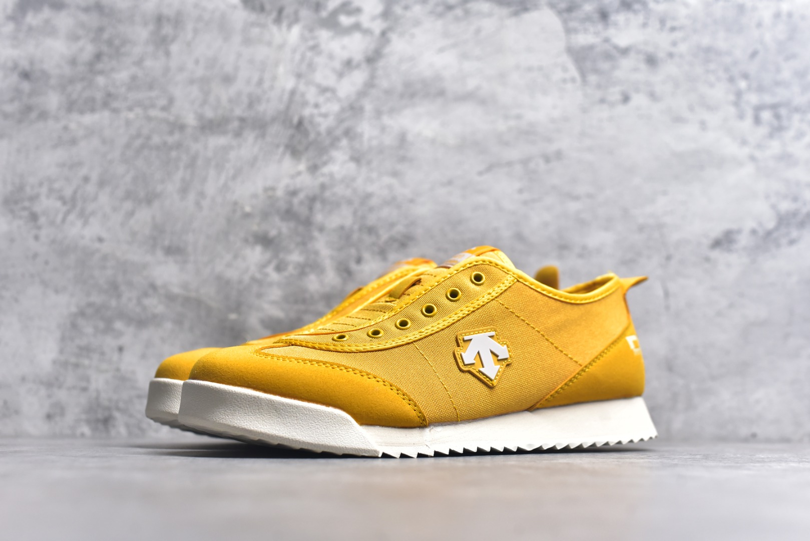 图片[2]-#DESCENTE Sport Style Chron Racer迪桑特舒适百搭防滑耐磨低帮生活休闲鞋 是一款集复古与现代于一体的低帮跑步鞋 简洁的牛皮鞋面不仅彰显出时尚的质感 还适用于多种场合的穿搭 这款鞋子的透气性能极佳 轻质弹性鞋底则提供了良好的舒适度和耐磨性 使你在行走或跑步时都能感受到脚底的柔软与支撑 尺码：36 36.5 37.5 38 38.5 39 40 40.5 41 42 42.5 43 44 44.5 45-选品中心