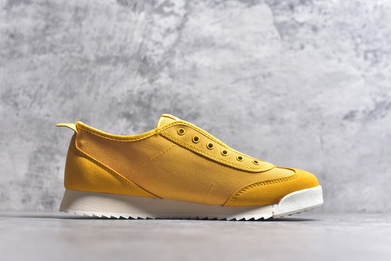 图片[3]-#DESCENTE Sport Style Chron Racer迪桑特舒适百搭防滑耐磨低帮生活休闲鞋 是一款集复古与现代于一体的低帮跑步鞋 简洁的牛皮鞋面不仅彰显出时尚的质感 还适用于多种场合的穿搭 这款鞋子的透气性能极佳 轻质弹性鞋底则提供了良好的舒适度和耐磨性 使你在行走或跑步时都能感受到脚底的柔软与支撑 尺码：36 36.5 37.5 38 38.5 39 40 40.5 41 42 42.5 43 44 44.5 45-选品中心