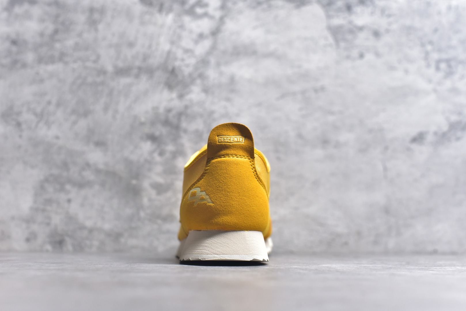 图片[5]-#DESCENTE Sport Style Chron Racer迪桑特舒适百搭防滑耐磨低帮生活休闲鞋 是一款集复古与现代于一体的低帮跑步鞋 简洁的牛皮鞋面不仅彰显出时尚的质感 还适用于多种场合的穿搭 这款鞋子的透气性能极佳 轻质弹性鞋底则提供了良好的舒适度和耐磨性 使你在行走或跑步时都能感受到脚底的柔软与支撑 尺码：36 36.5 37.5 38 38.5 39 40 40.5 41 42 42.5 43 44 44.5 45-选品中心