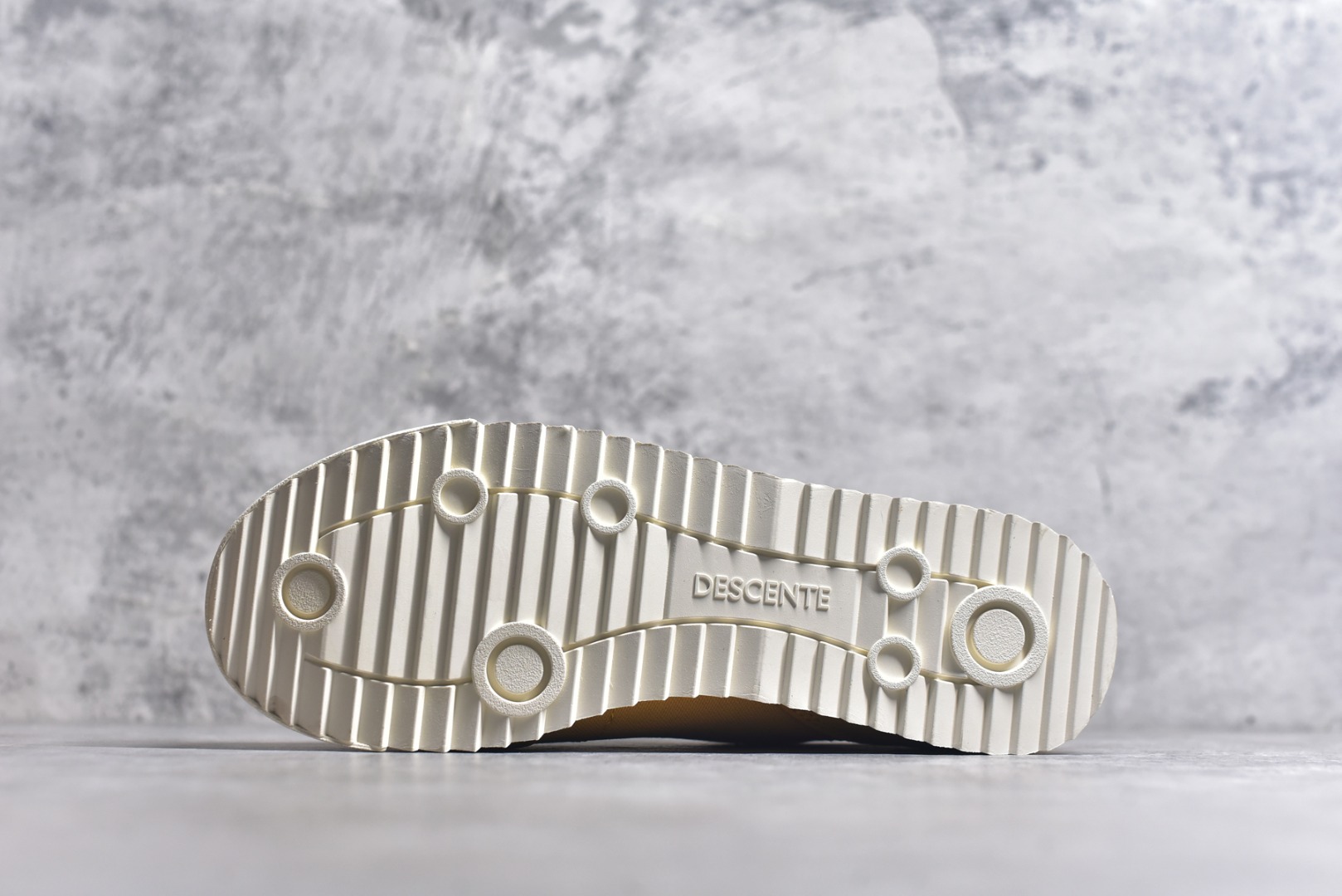 图片[6]-#DESCENTE Sport Style Chron Racer迪桑特舒适百搭防滑耐磨低帮生活休闲鞋 是一款集复古与现代于一体的低帮跑步鞋 简洁的牛皮鞋面不仅彰显出时尚的质感 还适用于多种场合的穿搭 这款鞋子的透气性能极佳 轻质弹性鞋底则提供了良好的舒适度和耐磨性 使你在行走或跑步时都能感受到脚底的柔软与支撑 尺码：36 36.5 37.5 38 38.5 39 40 40.5 41 42 42.5 43 44 44.5 45-选品中心