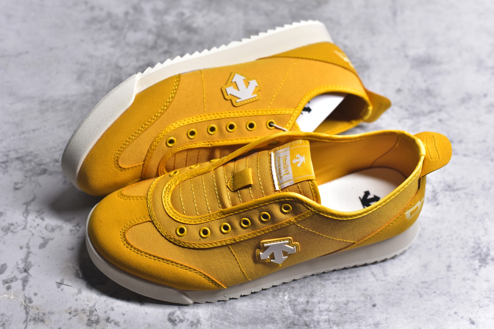 图片[7]-#DESCENTE Sport Style Chron Racer迪桑特舒适百搭防滑耐磨低帮生活休闲鞋 是一款集复古与现代于一体的低帮跑步鞋 简洁的牛皮鞋面不仅彰显出时尚的质感 还适用于多种场合的穿搭 这款鞋子的透气性能极佳 轻质弹性鞋底则提供了良好的舒适度和耐磨性 使你在行走或跑步时都能感受到脚底的柔软与支撑 尺码：36 36.5 37.5 38 38.5 39 40 40.5 41 42 42.5 43 44 44.5 45-选品中心