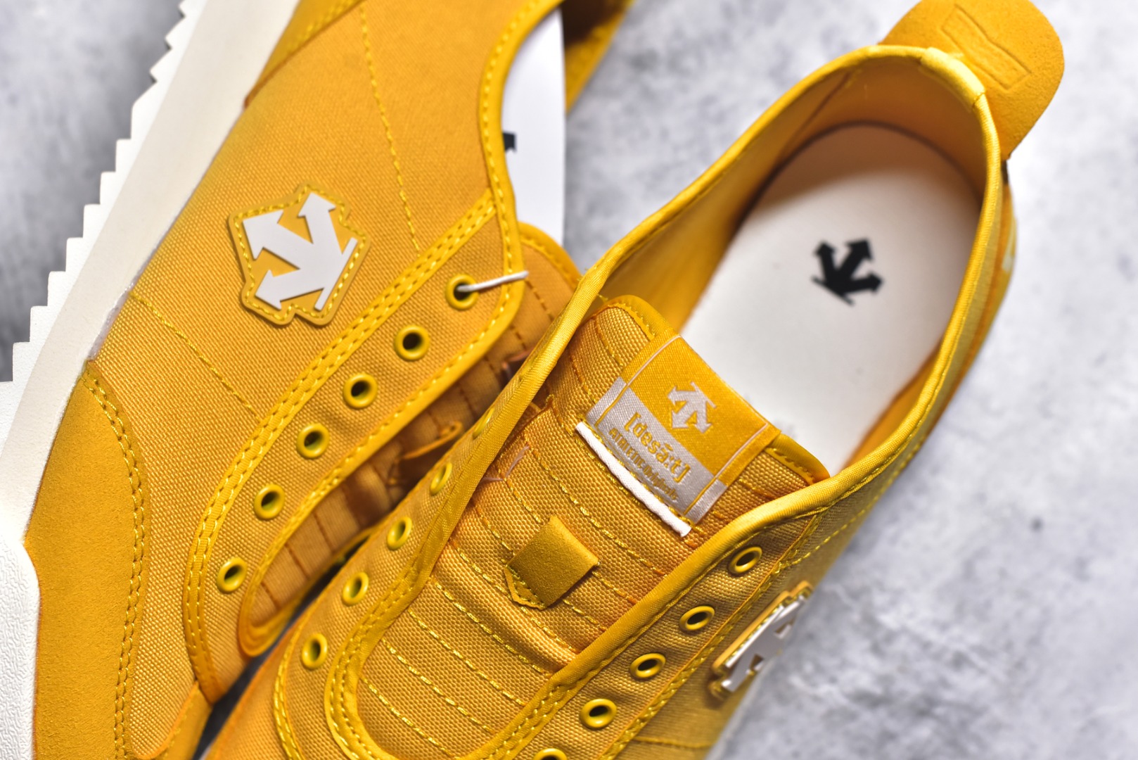 图片[9]-#DESCENTE Sport Style Chron Racer迪桑特舒适百搭防滑耐磨低帮生活休闲鞋 是一款集复古与现代于一体的低帮跑步鞋 简洁的牛皮鞋面不仅彰显出时尚的质感 还适用于多种场合的穿搭 这款鞋子的透气性能极佳 轻质弹性鞋底则提供了良好的舒适度和耐磨性 使你在行走或跑步时都能感受到脚底的柔软与支撑 尺码：36 36.5 37.5 38 38.5 39 40 40.5 41 42 42.5 43 44 44.5 45-选品中心
