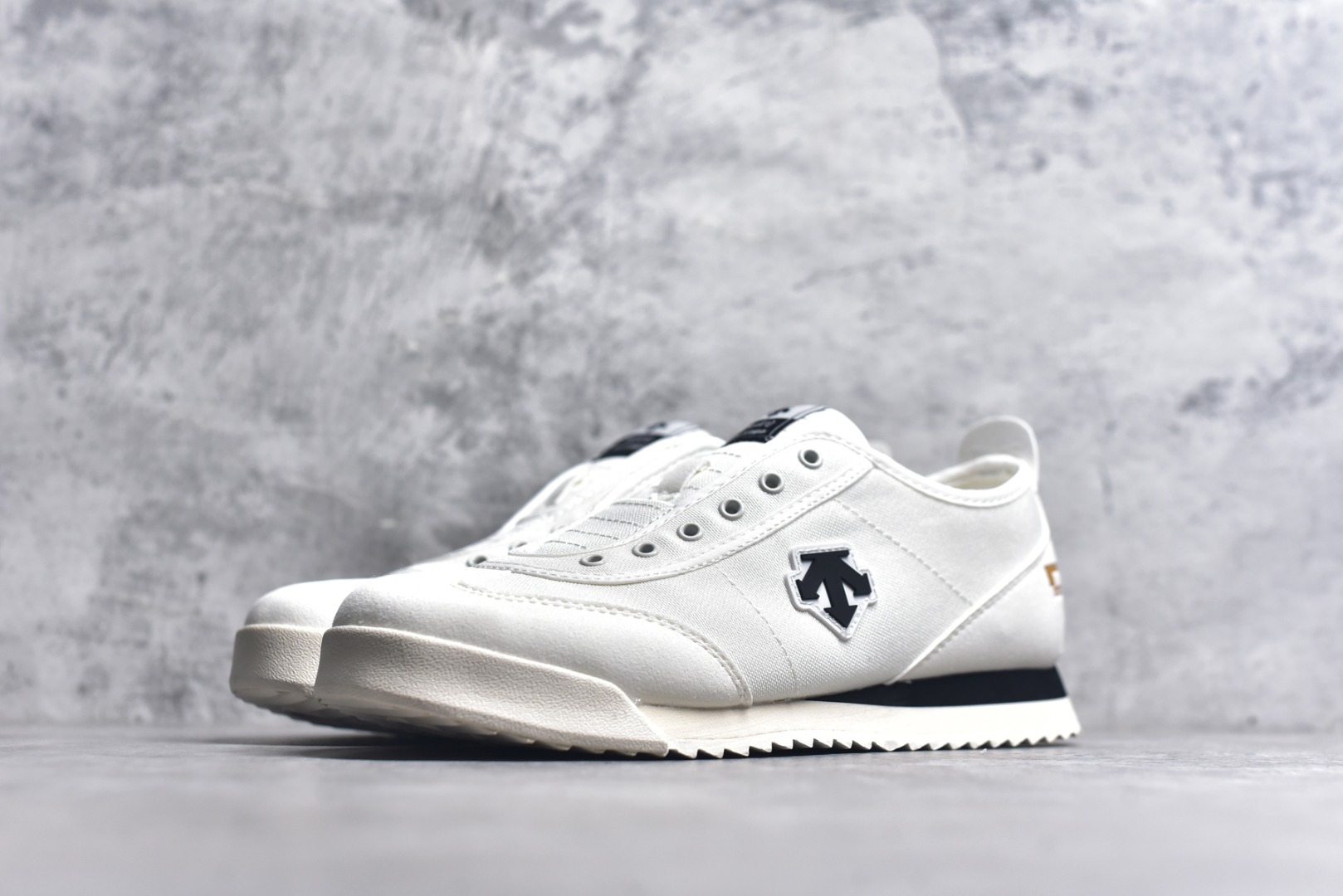 图片[2]-#DESCENTE Sport Style Chron Racer迪桑特舒适百搭防滑耐磨低帮生活休闲鞋 是一款集复古与现代于一体的低帮跑步鞋 简洁的牛皮鞋面不仅彰显出时尚的质感 还适用于多种场合的穿搭 这款鞋子的透气性能极佳 轻质弹性鞋底则提供了良好的舒适度和耐磨性 使你在行走或跑步时都能感受到脚底的柔软与支撑 尺码：36 36.5 37.5 38 38.5 39 40 40.5 41 42 42.5 43 44 44.5 45-选品中心