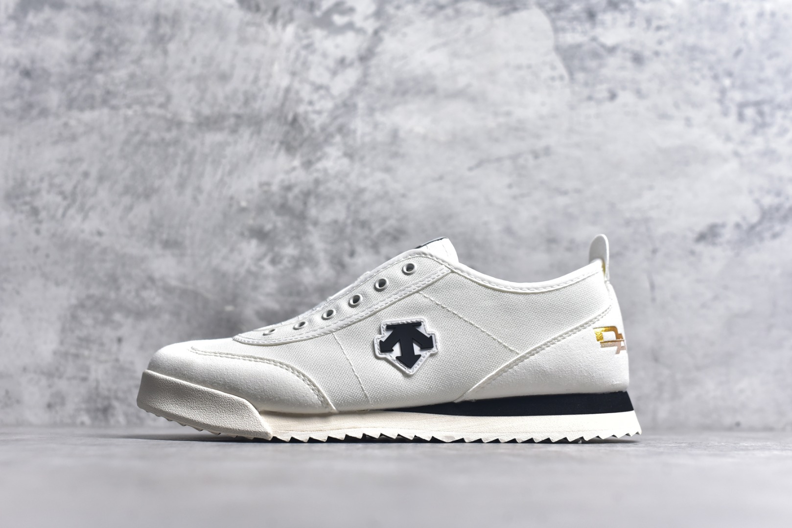 #DESCENTE Sport Style Chron Racer迪桑特舒适百搭防滑耐磨低帮生活休闲鞋 是一款集复古与现代于一体的低帮跑步鞋 简洁的牛皮鞋面不仅彰显出时尚的质感 还适用于多种场合的穿搭 这款鞋子的透气性能极佳 轻质弹性鞋底则提供了良好的舒适度和耐磨性 使你在行走或跑步时都能感受到脚底的柔软与支撑 尺码：36 36.5 37.5 38 38.5 39 40 40.5 41 42 42.5 43 44 44.5 45-选品中心