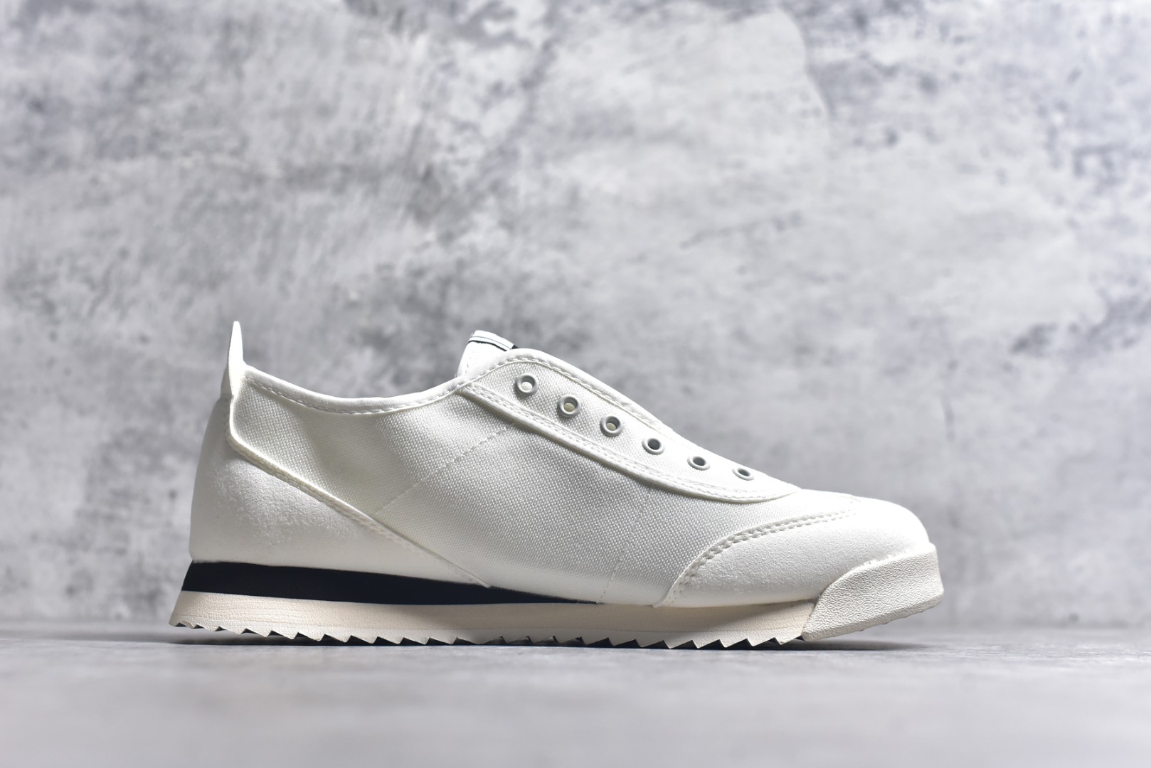 图片[3]-#DESCENTE Sport Style Chron Racer迪桑特舒适百搭防滑耐磨低帮生活休闲鞋 是一款集复古与现代于一体的低帮跑步鞋 简洁的牛皮鞋面不仅彰显出时尚的质感 还适用于多种场合的穿搭 这款鞋子的透气性能极佳 轻质弹性鞋底则提供了良好的舒适度和耐磨性 使你在行走或跑步时都能感受到脚底的柔软与支撑 尺码：36 36.5 37.5 38 38.5 39 40 40.5 41 42 42.5 43 44 44.5 45-选品中心
