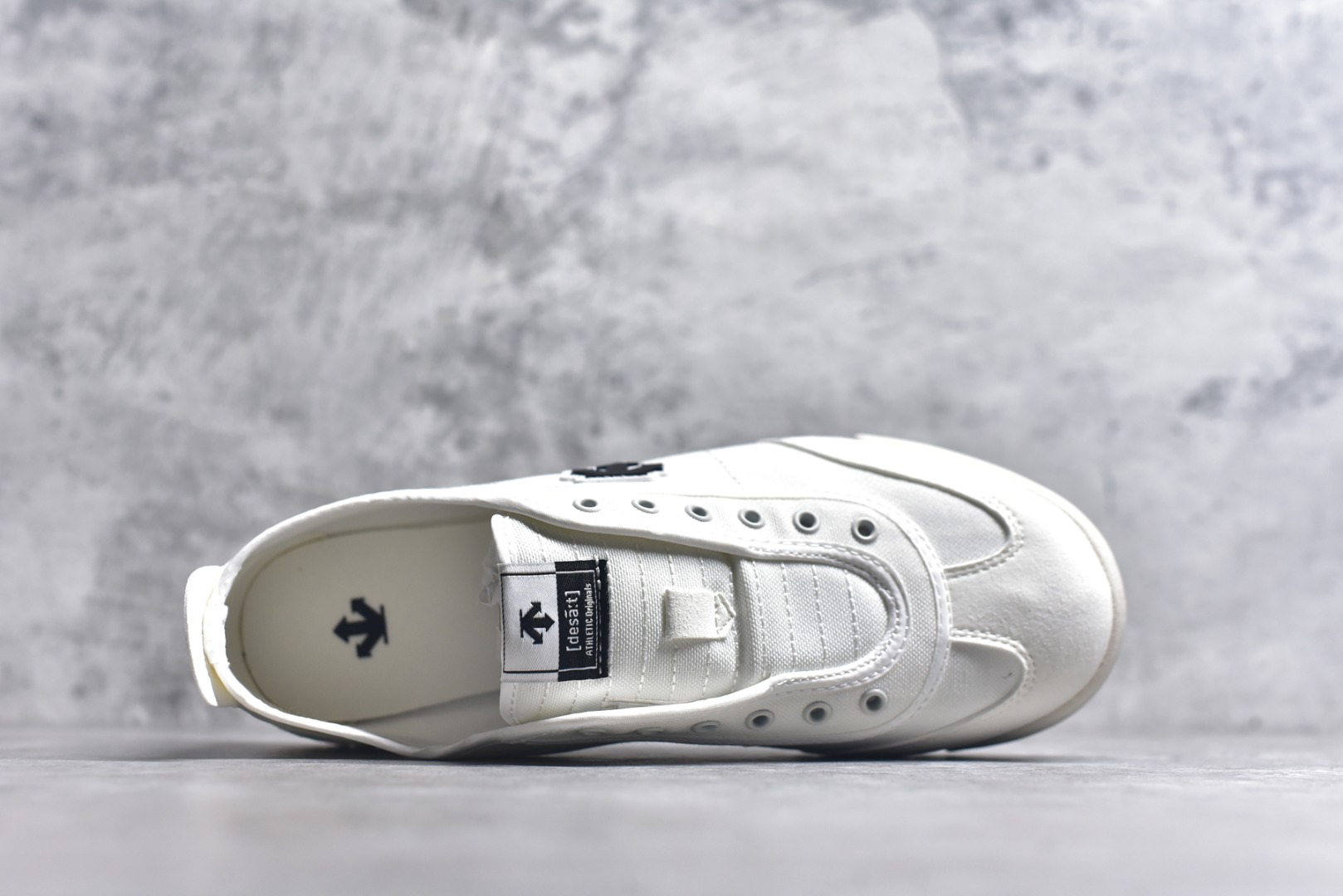 图片[4]-#DESCENTE Sport Style Chron Racer迪桑特舒适百搭防滑耐磨低帮生活休闲鞋 是一款集复古与现代于一体的低帮跑步鞋 简洁的牛皮鞋面不仅彰显出时尚的质感 还适用于多种场合的穿搭 这款鞋子的透气性能极佳 轻质弹性鞋底则提供了良好的舒适度和耐磨性 使你在行走或跑步时都能感受到脚底的柔软与支撑 尺码：36 36.5 37.5 38 38.5 39 40 40.5 41 42 42.5 43 44 44.5 45-选品中心